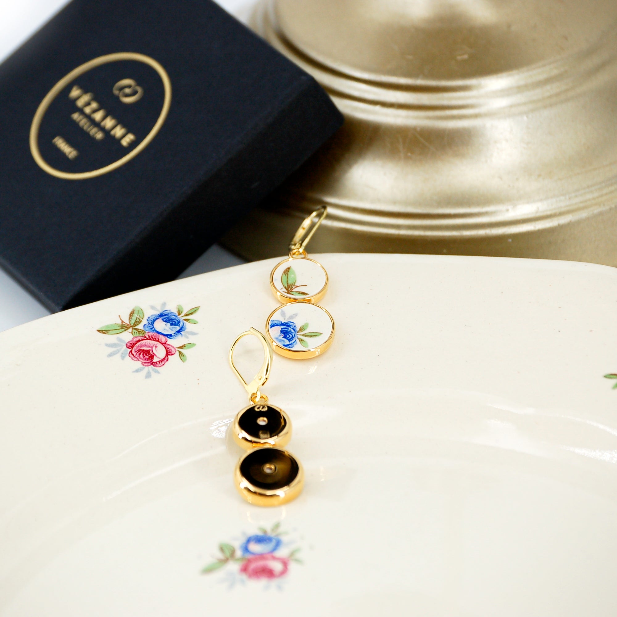 Boucles d'oreilles "Petites fleurs bleues et son feuillage", finition or
