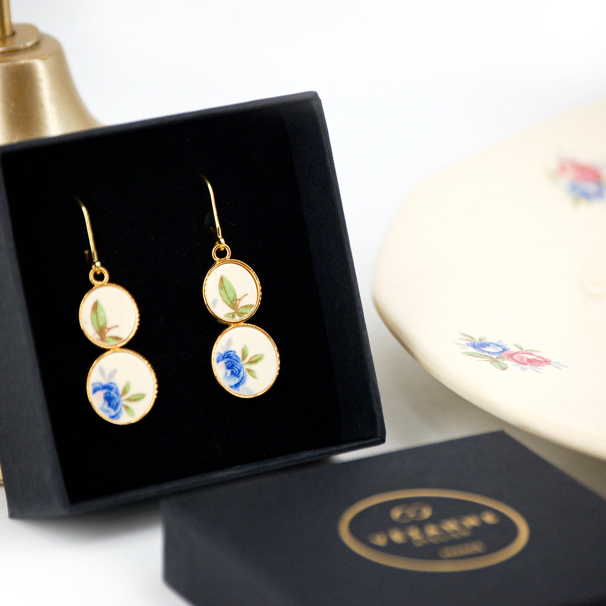 Boucles d'oreilles "Petites fleurs bleues et son feuillage", finition or