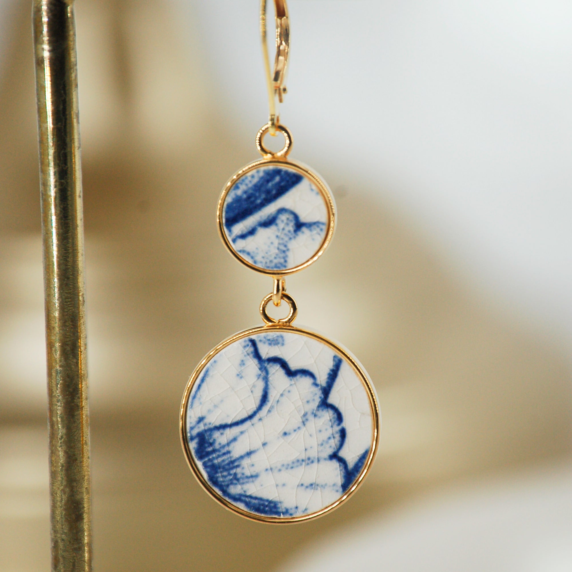 Boucles d'oreilles "Fleurs d'hibiscus bleues", finition or