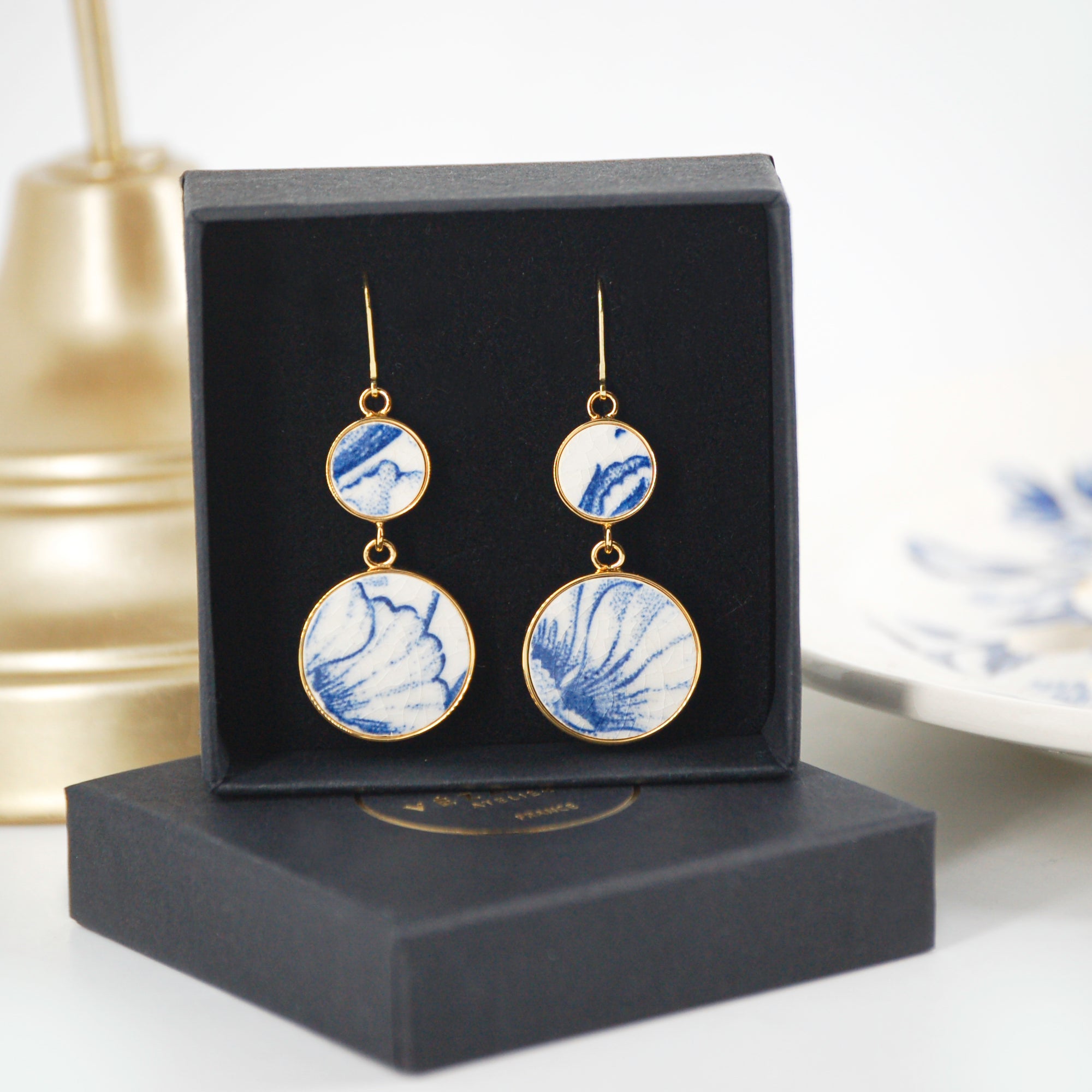 Boucles d'oreilles "Fleurs d'hibiscus bleues", finition or