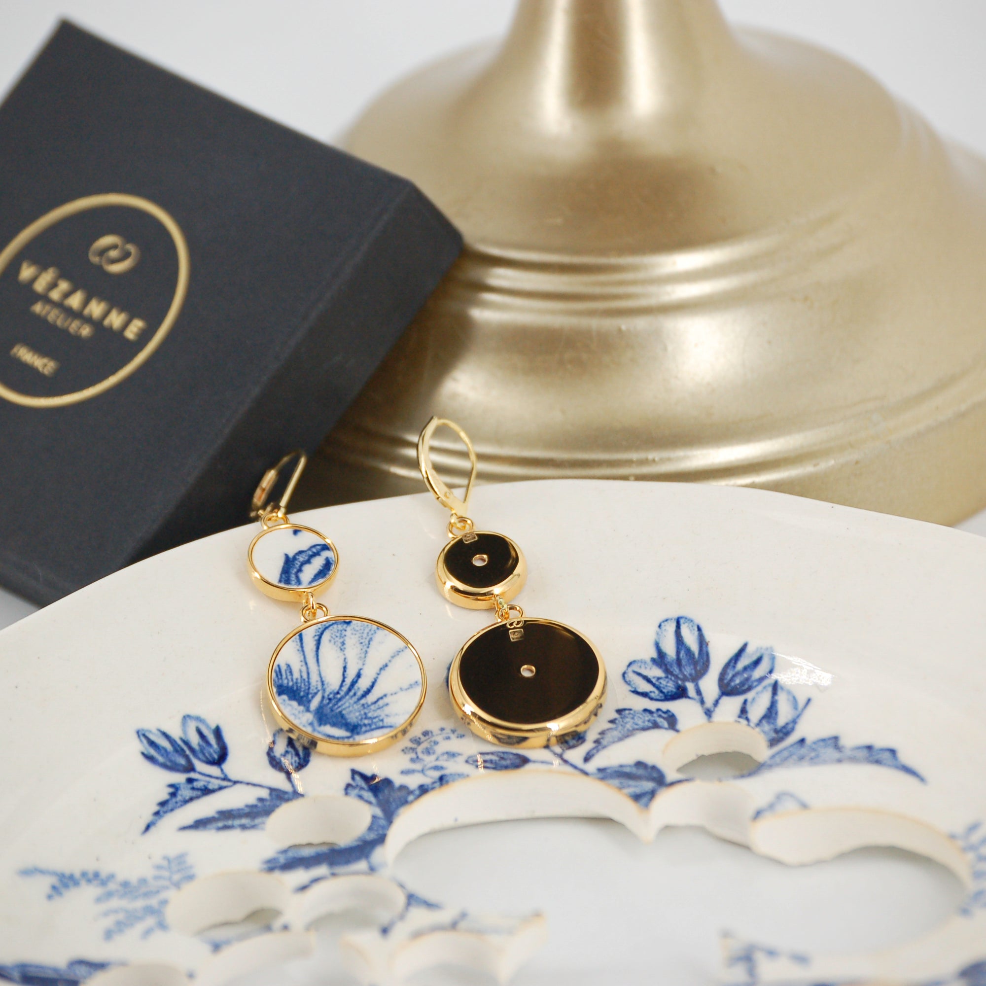 Boucles d'oreilles "Fleurs d'hibiscus bleues", finition or