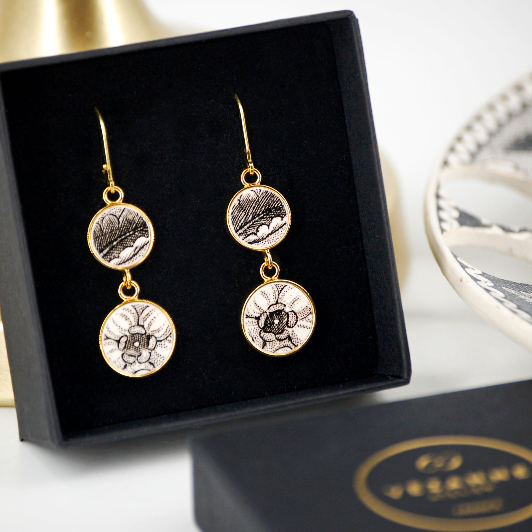 Boucles d'oreilles "Coeur de fleur en noir et blanc", finition or