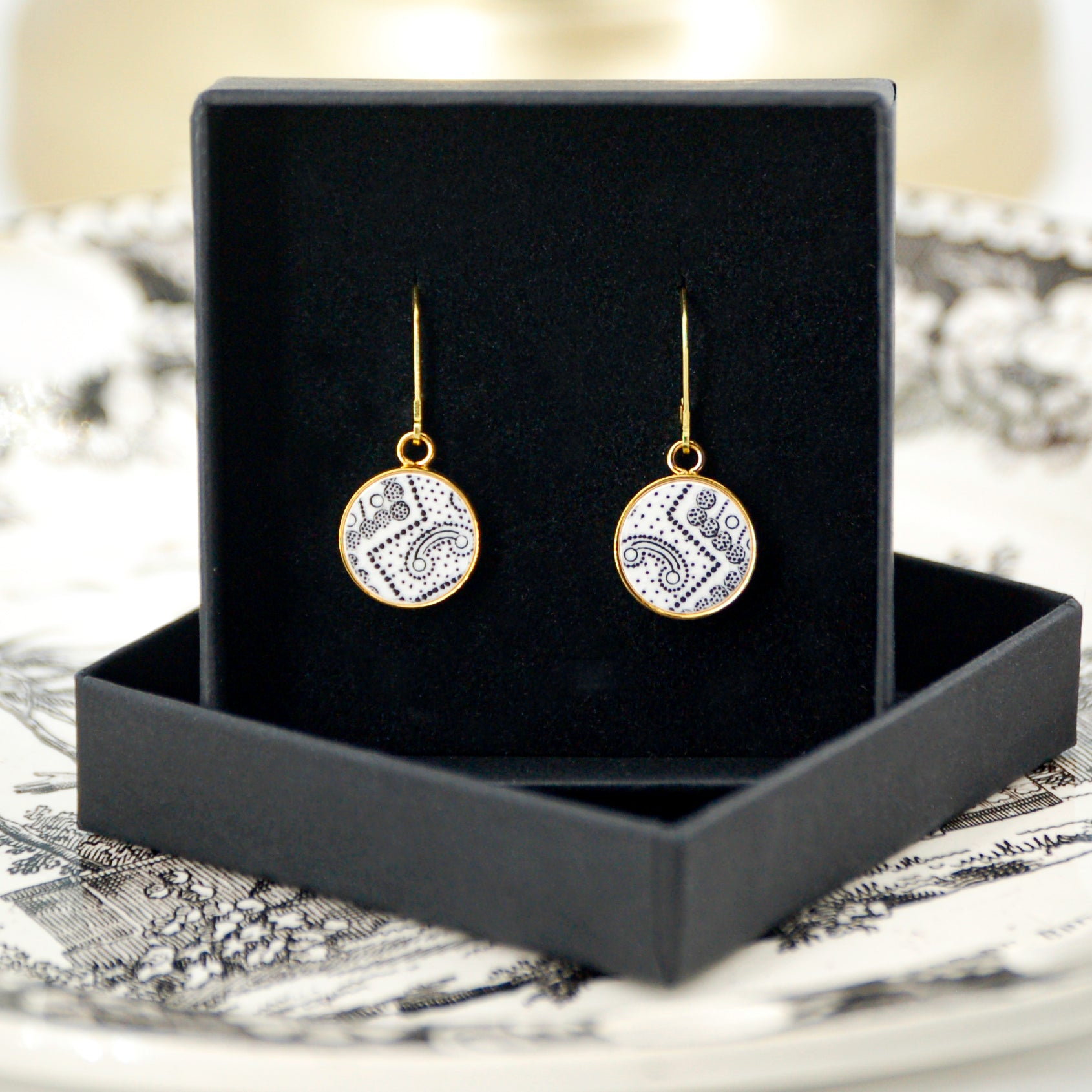 Boucles d'oreilles "Graphisme en noir et blanc", finition or