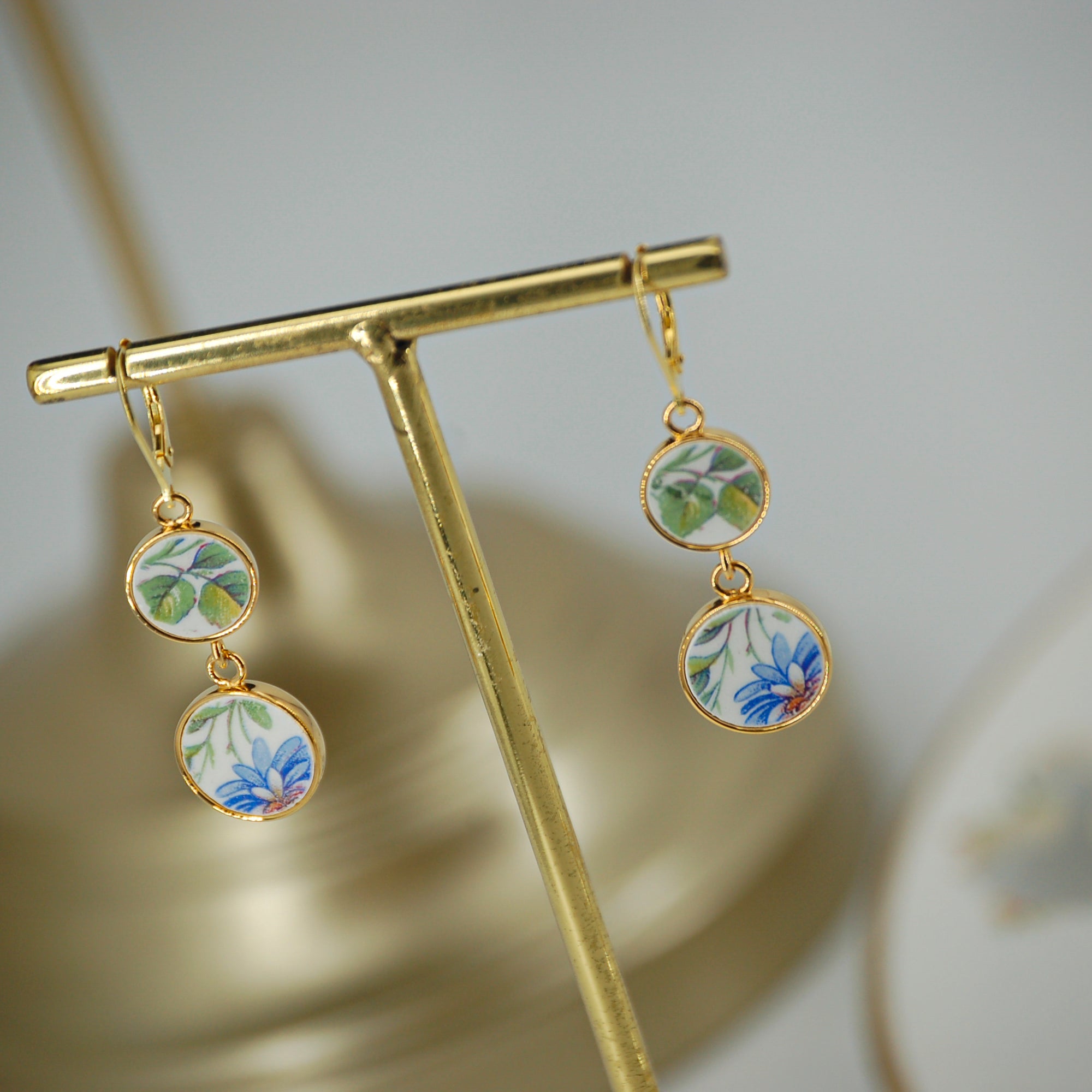 Boucles d'oreilles "Feuillage et pétales bleus", finition or