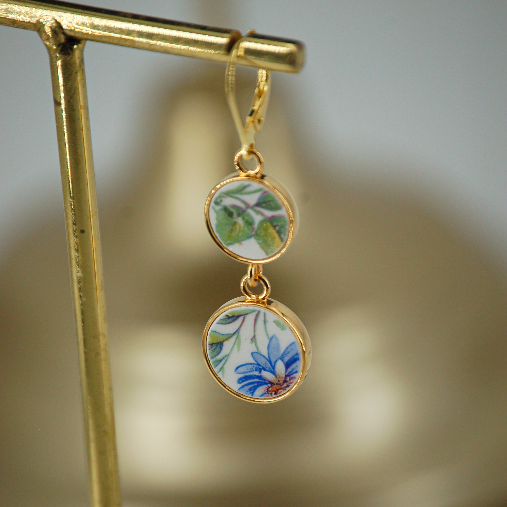 Boucles d'oreilles "Feuillage et pétales bleus", finition or