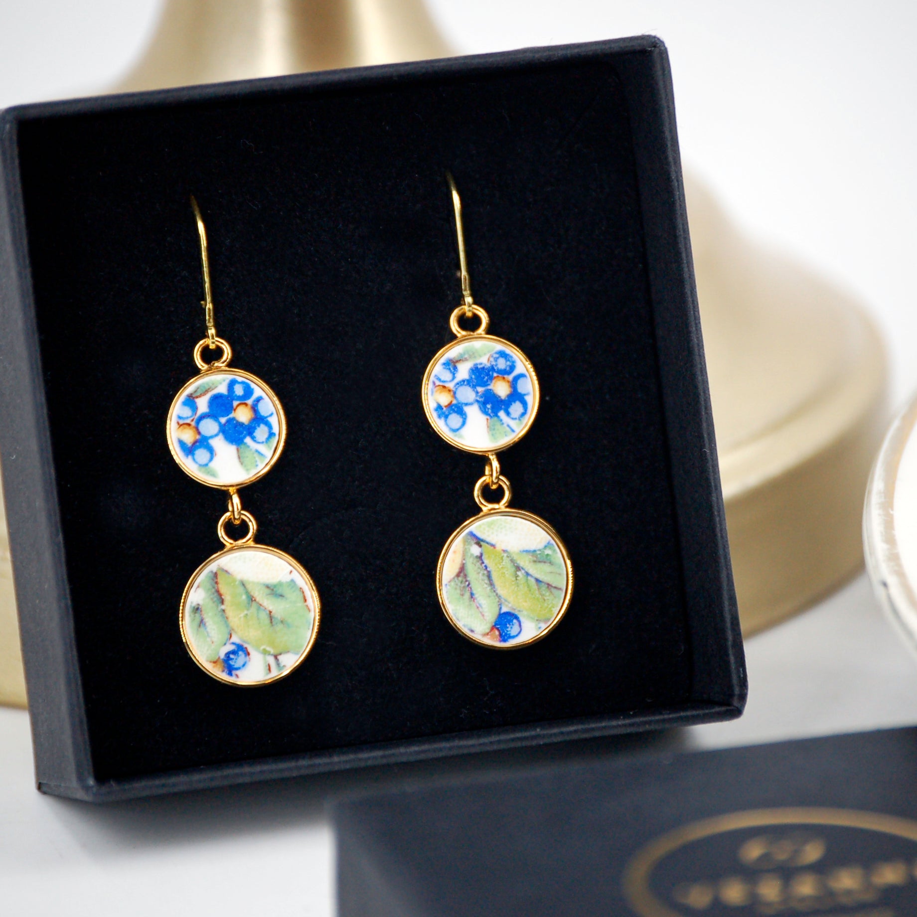 Boucles d'oreilles "Feuillage et petites fleurs bleues", finition or