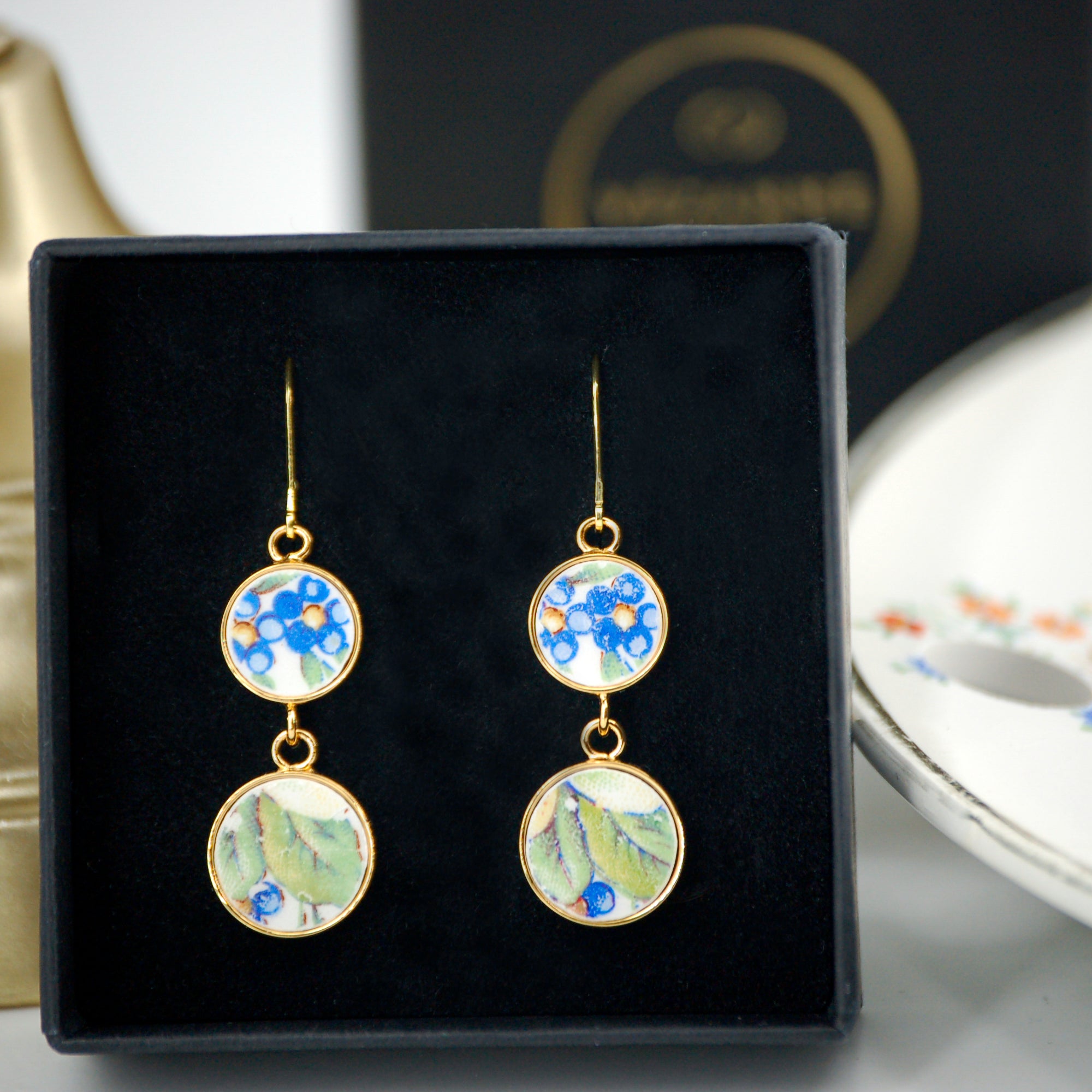 Boucles d'oreilles "Feuillage et petites fleurs bleues", finition or