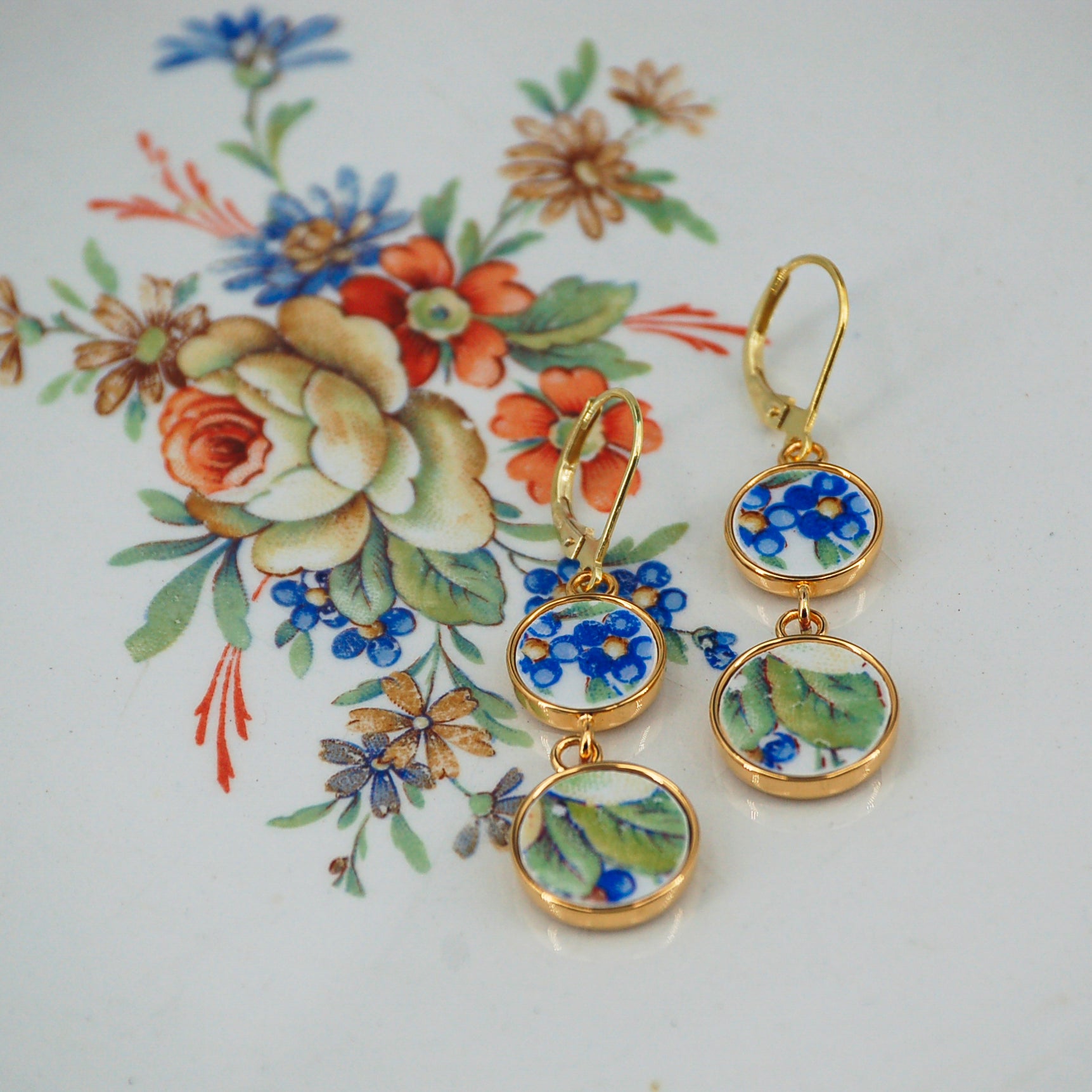 Boucles d'oreilles "Feuillage et petites fleurs bleues", finition or