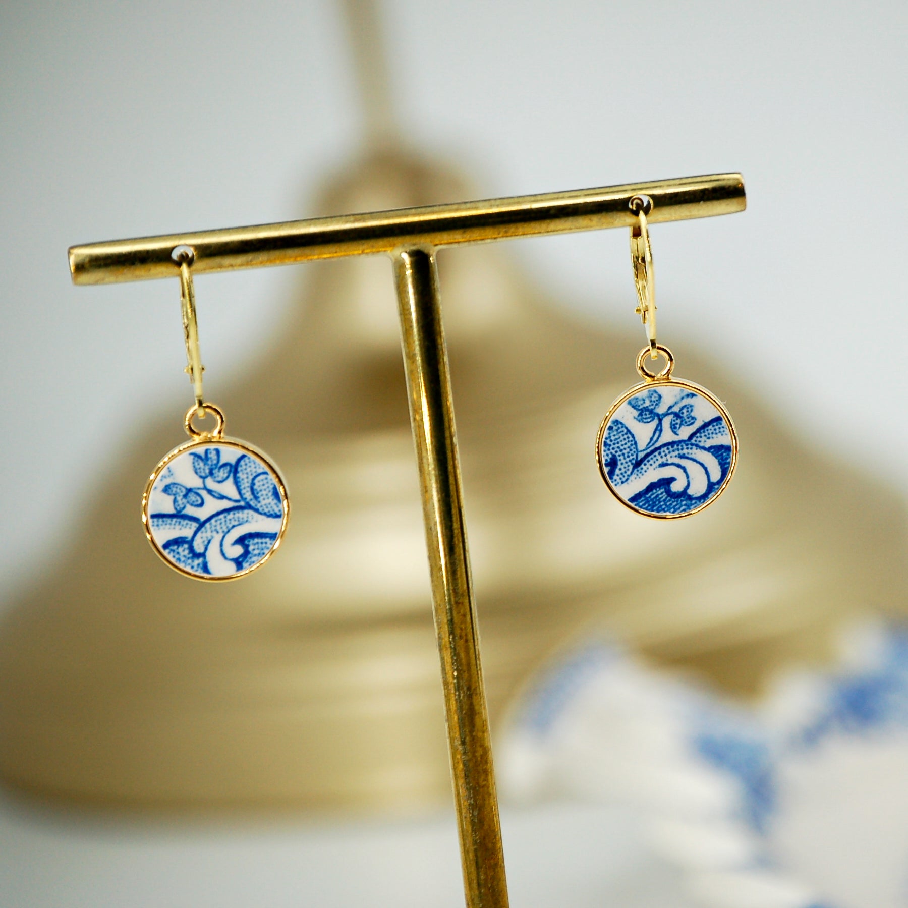 Boucles d'oreilles "Petites fleurs et volutes bleues", finition or