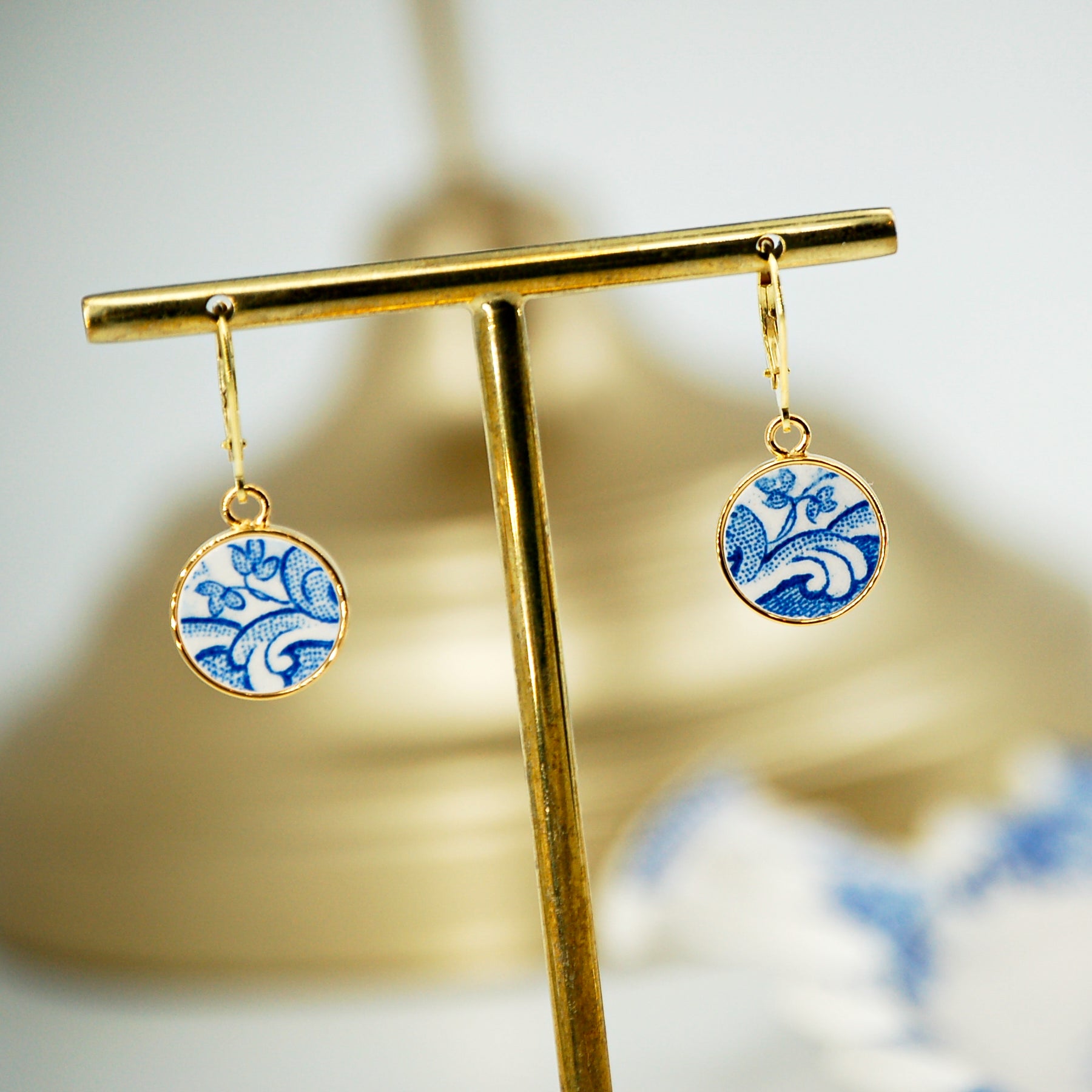 Boucles d'oreilles "Petites fleurs et volutes bleues", finition or