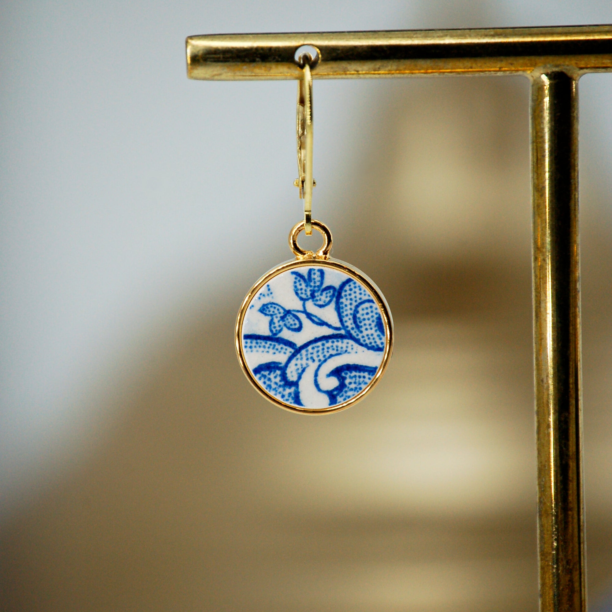 Boucles d'oreilles "Petites fleurs et volutes bleues", finition or