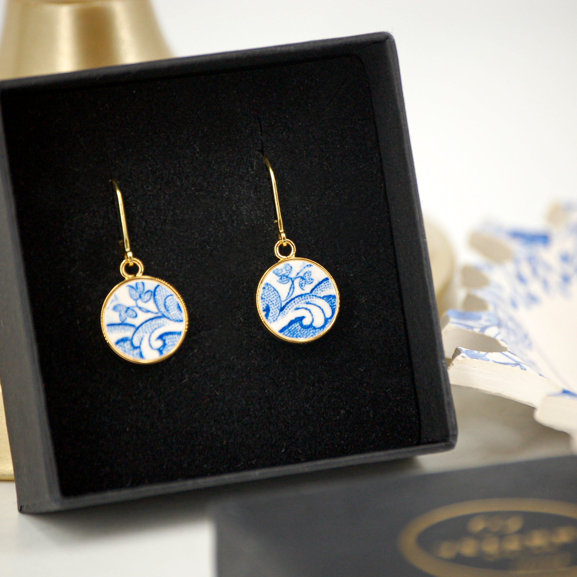 Boucles d'oreilles "Petites fleurs et volutes bleues", finition or