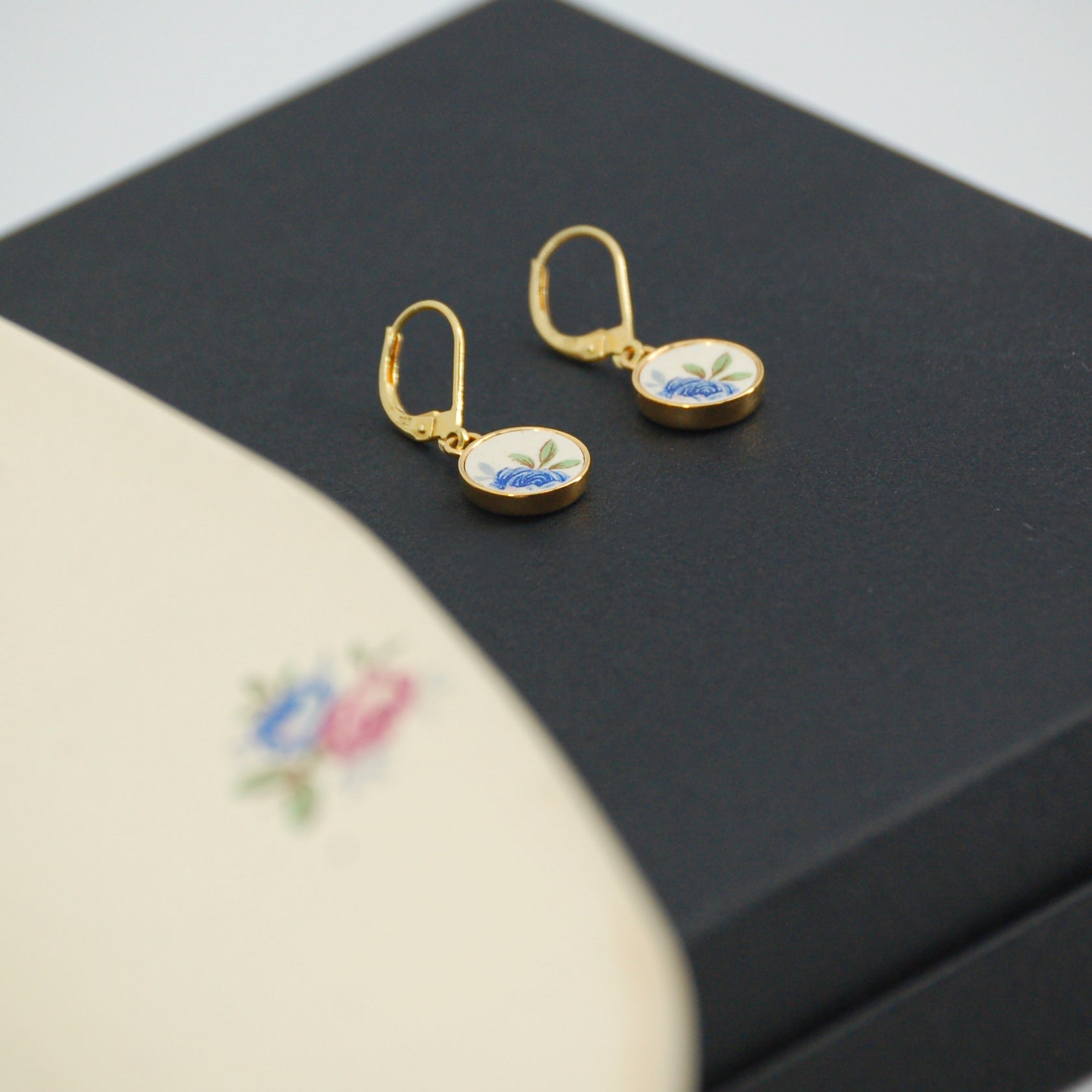 Boucles d'oreilles "Boutons de fleurs bleus", finition or