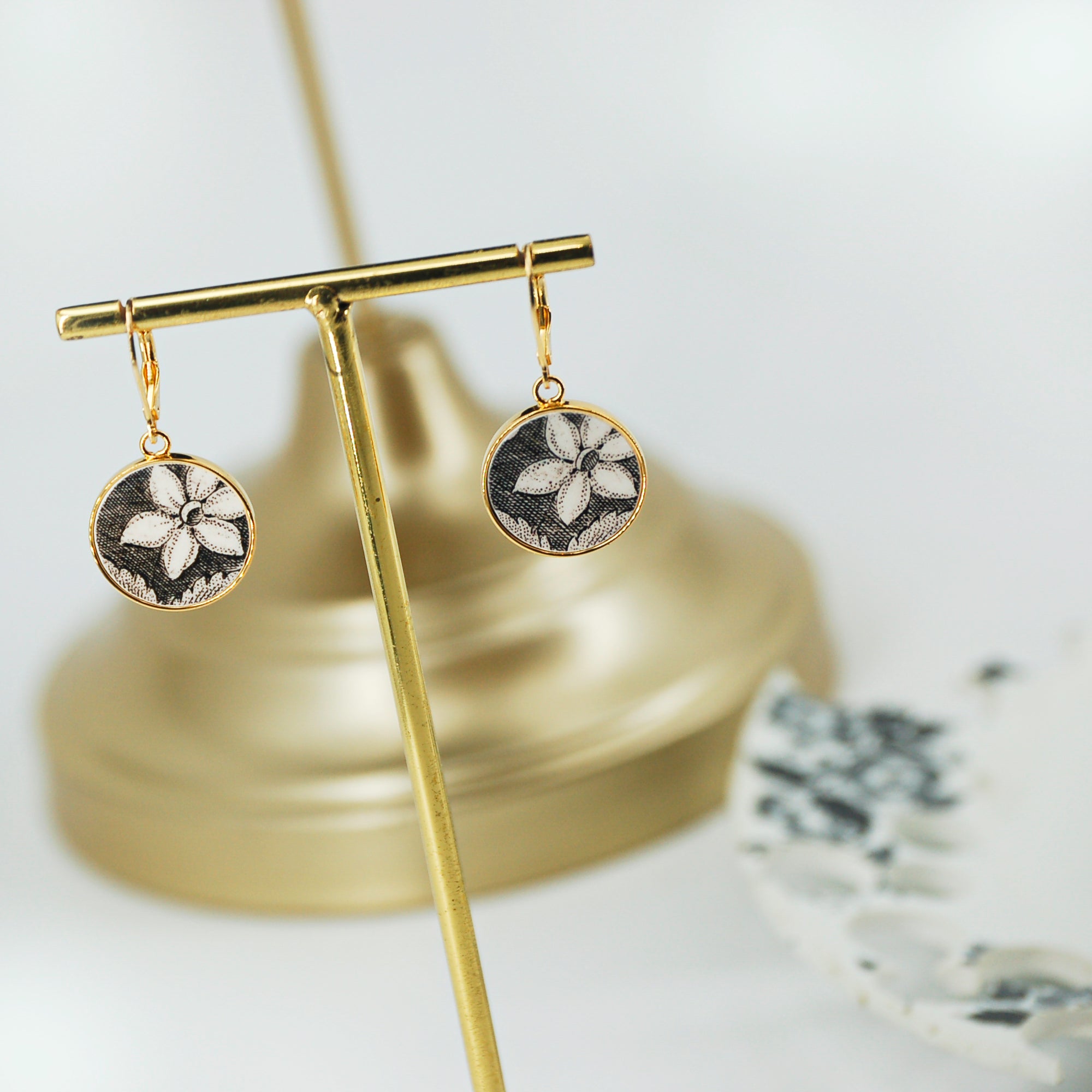 Boucles d'oreilles "Motif floral en noir et blanc", finition or