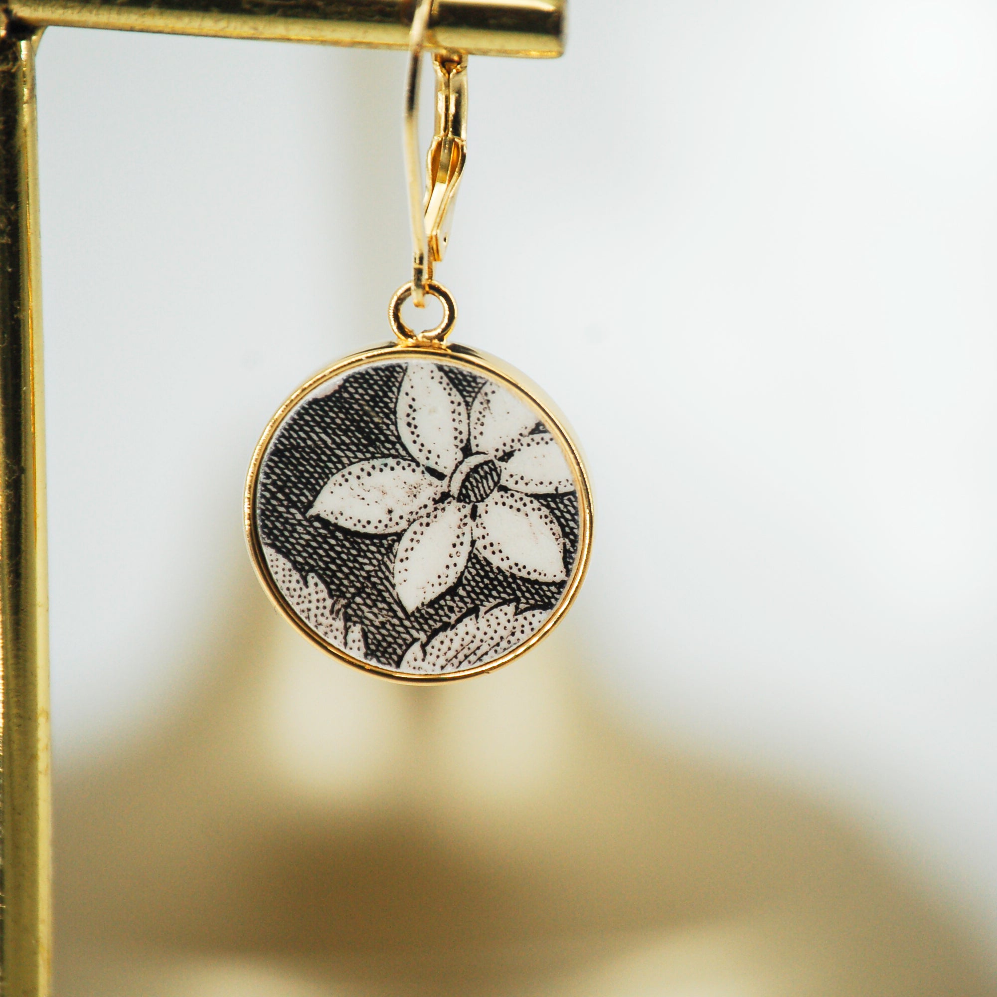 Boucles d'oreilles "Motif floral en noir et blanc", finition or