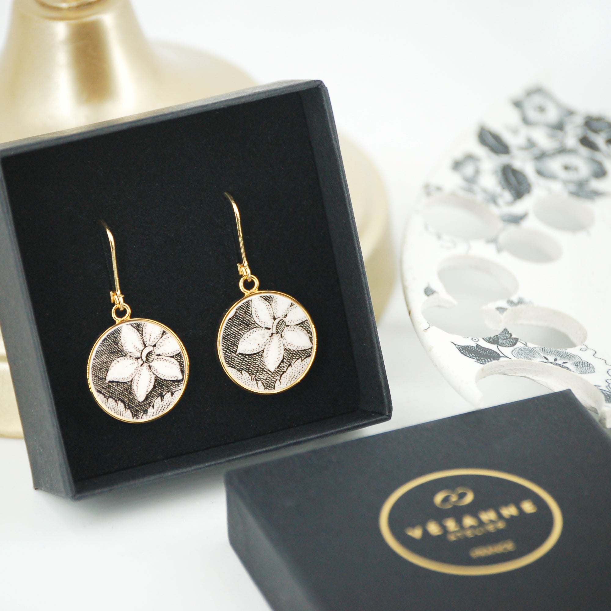 Boucles d'oreilles "Motif floral en noir et blanc", finition or
