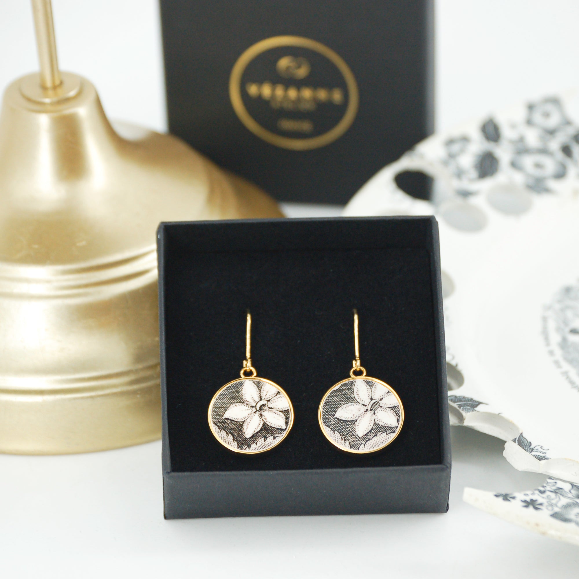 Boucles d'oreilles "Motif floral en noir et blanc", finition or