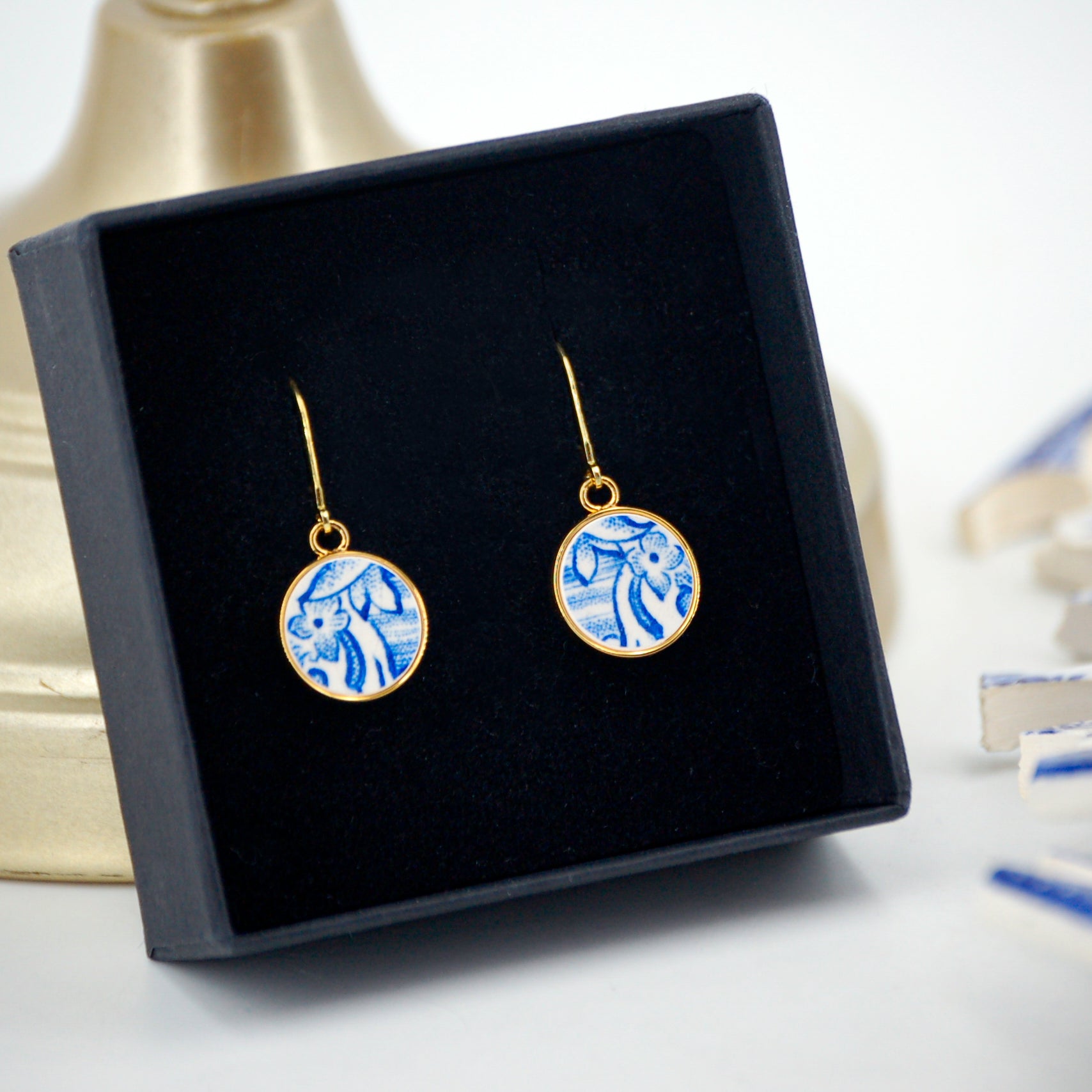 Boucles d'oreilles "Petites fleurs et volutes bleues", finition or