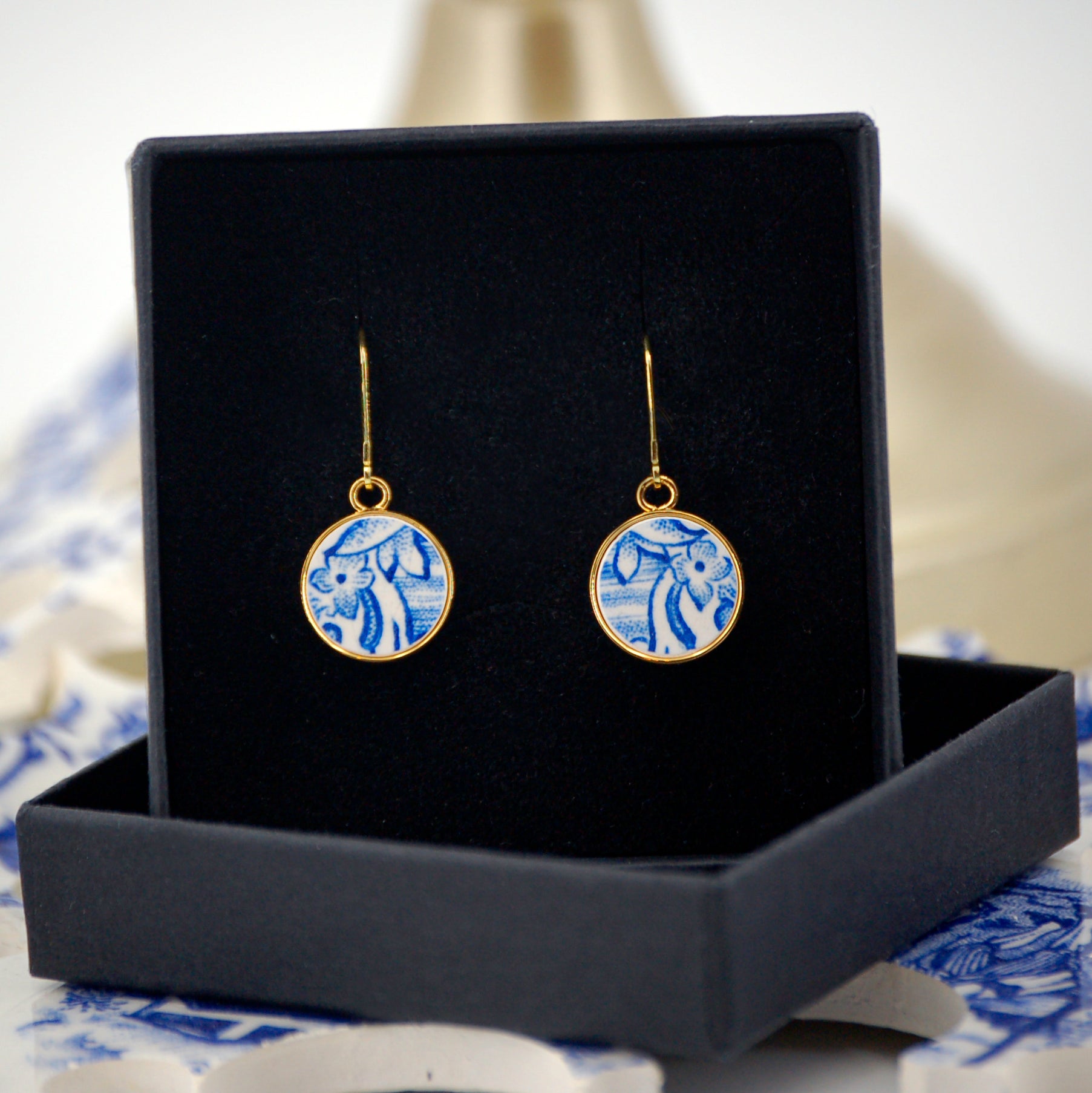 Boucles d'oreilles "Petites fleurs et volutes bleues", finition or