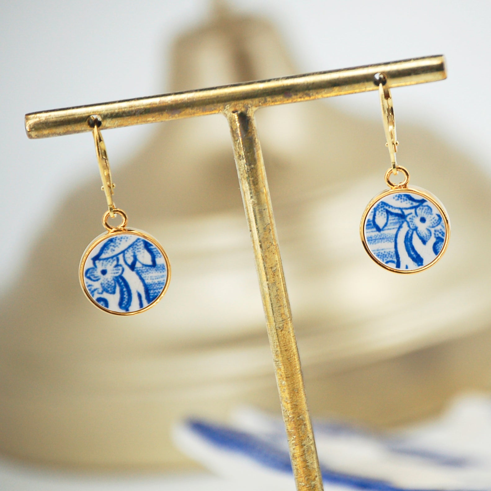 Boucles d'oreilles "Petites fleurs et volutes bleues", finition or