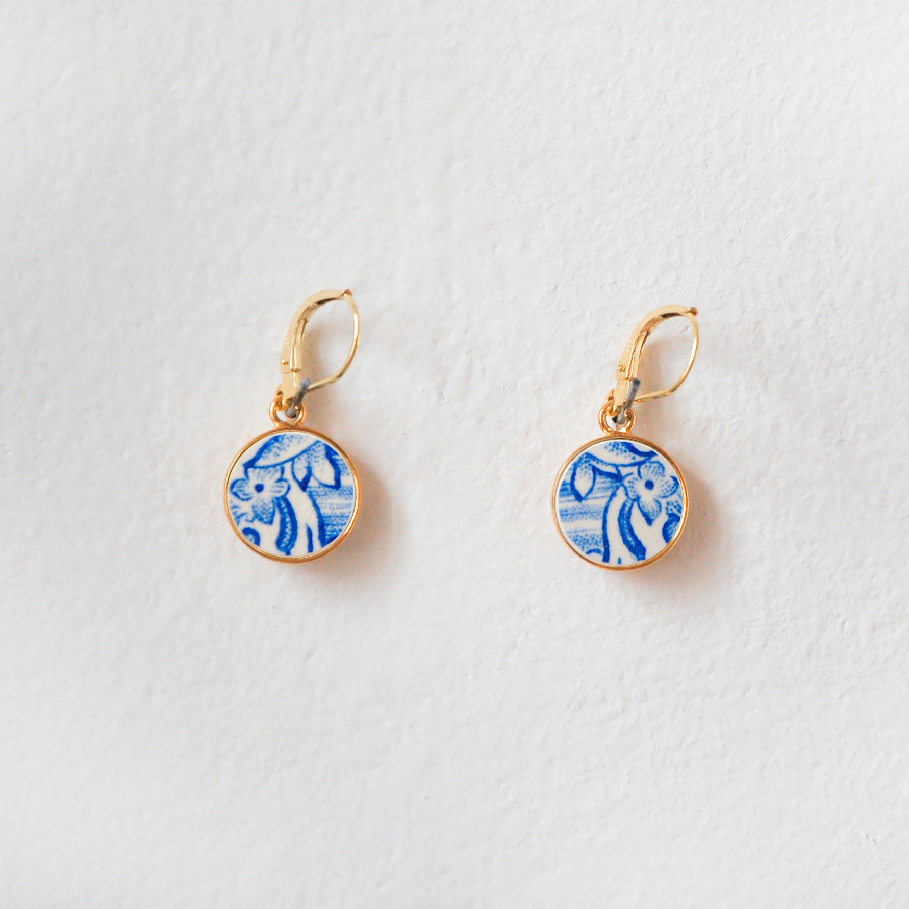 Boucles d'oreilles "Petites fleurs et volutes bleues", finition or