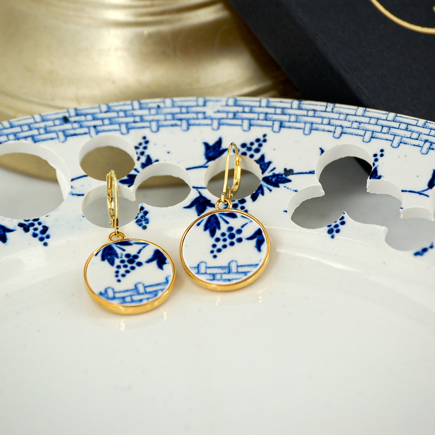 Boucles d'oreilles "Fleurs de bleuet et tissage", finition or