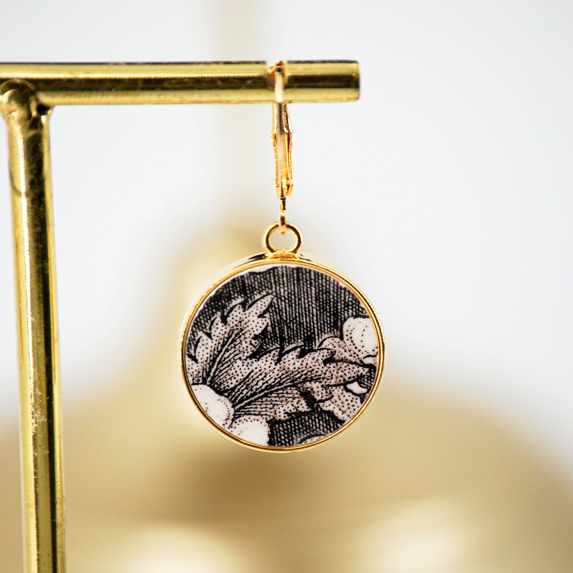 Boucles d'oreilles "Pétales de fleurs en noir et blanc", finition or