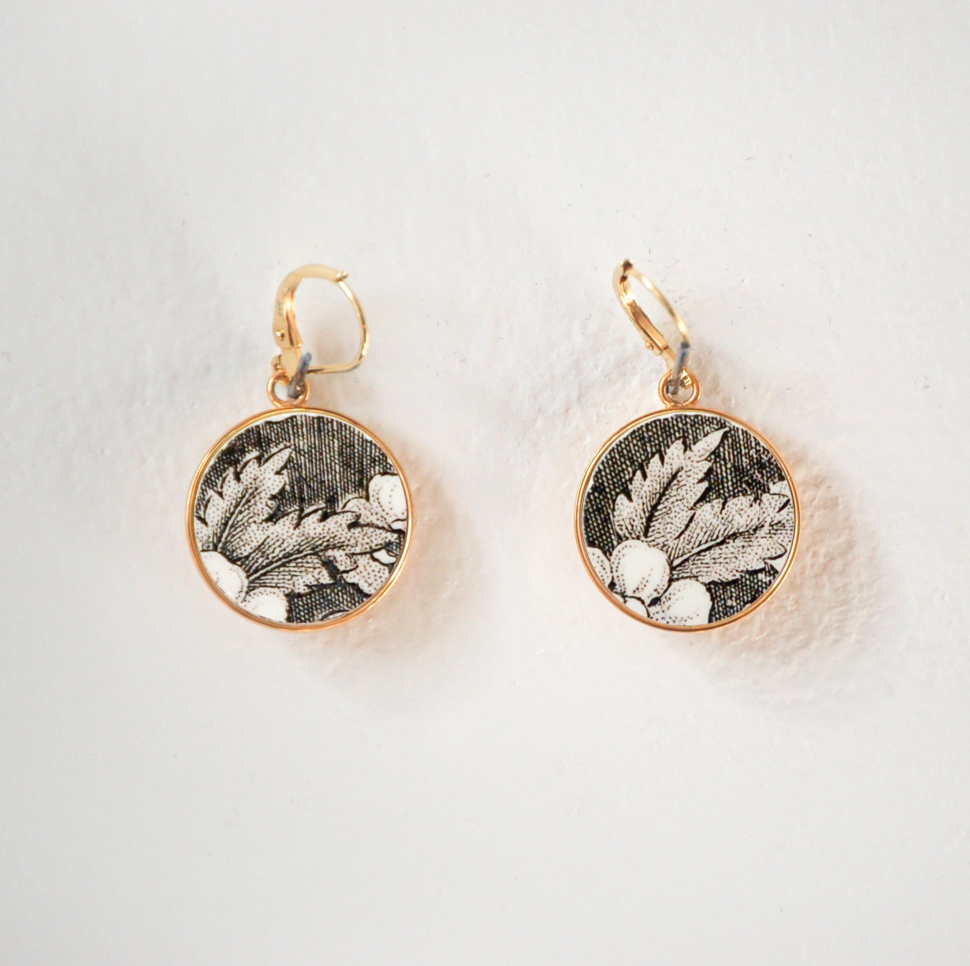 Boucles d'oreilles "Pétales de fleurs en noir et blanc", finition or