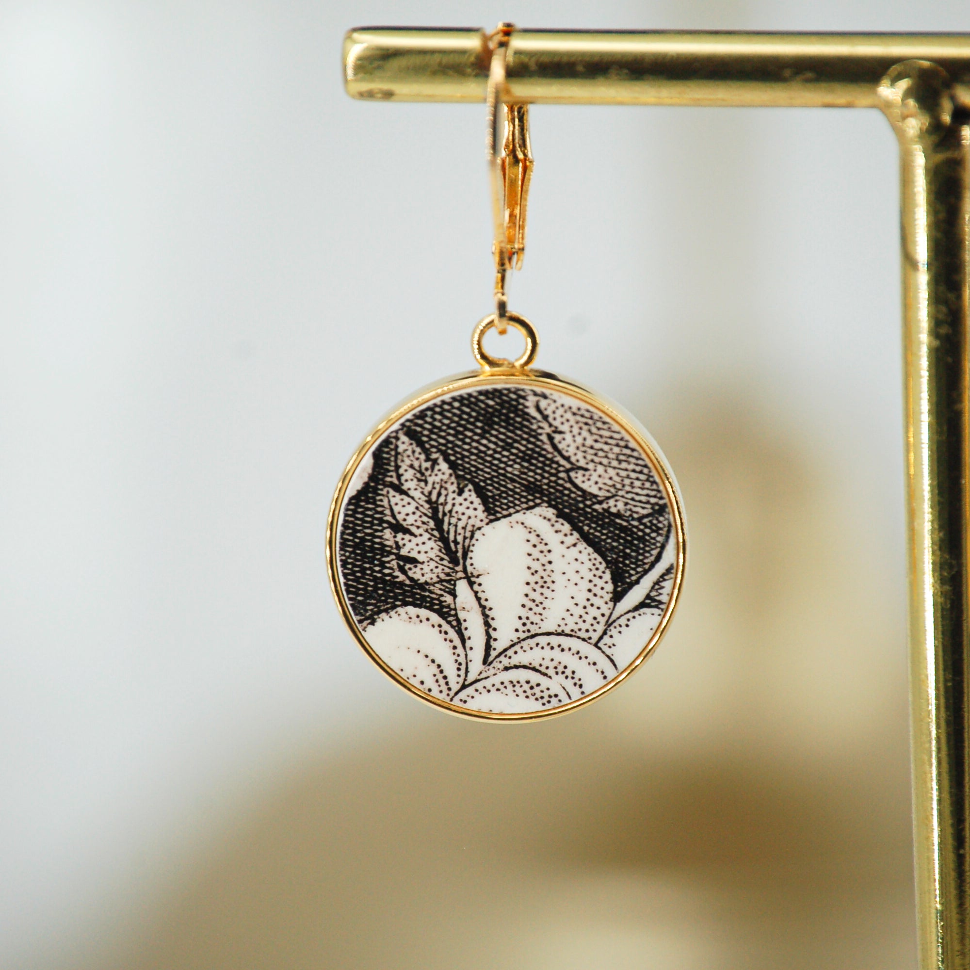 Boucles d'oreilles "Pétales de fleurs en noir et blanc", finition or