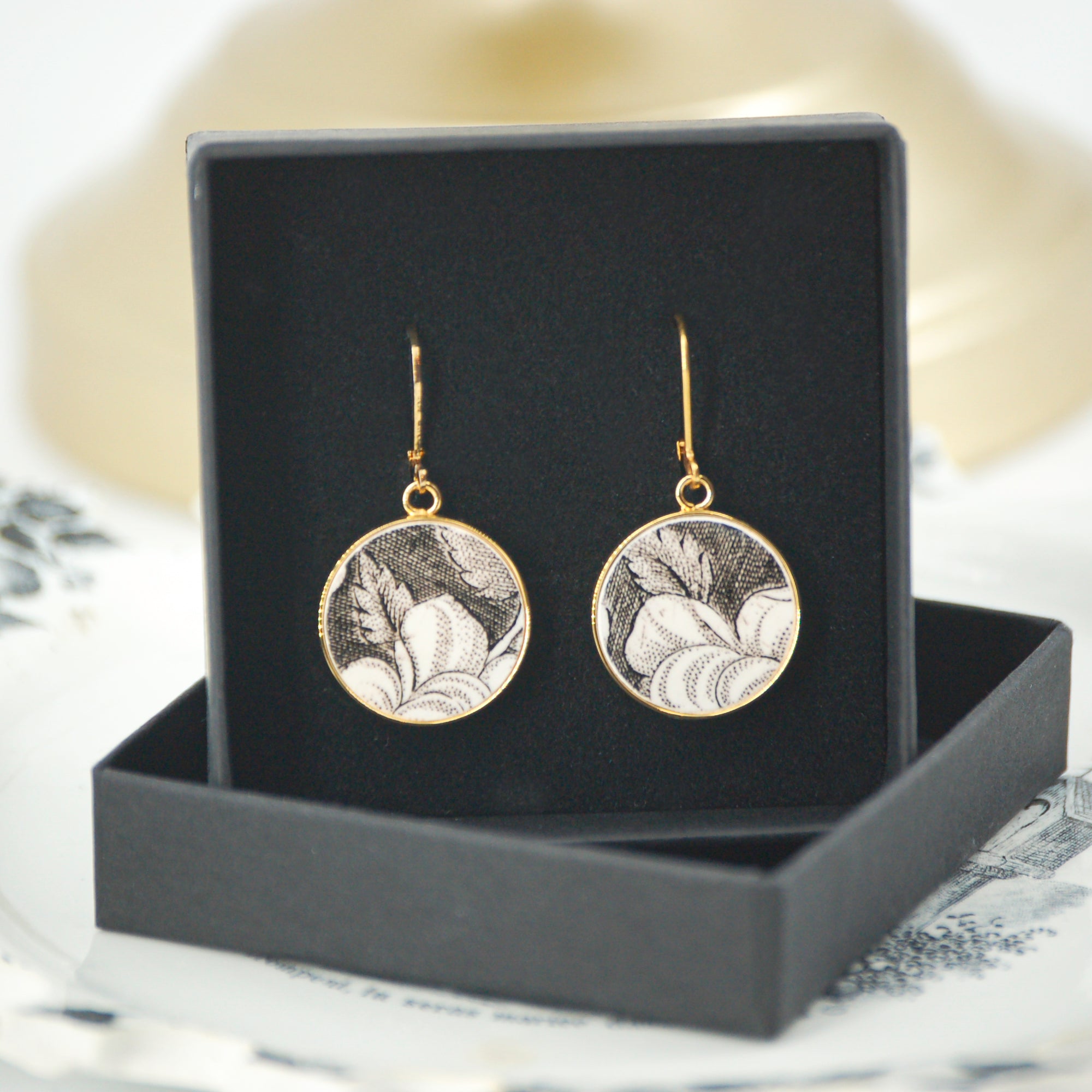 Boucles d'oreilles "Pétales de fleurs en noir et blanc", finition or