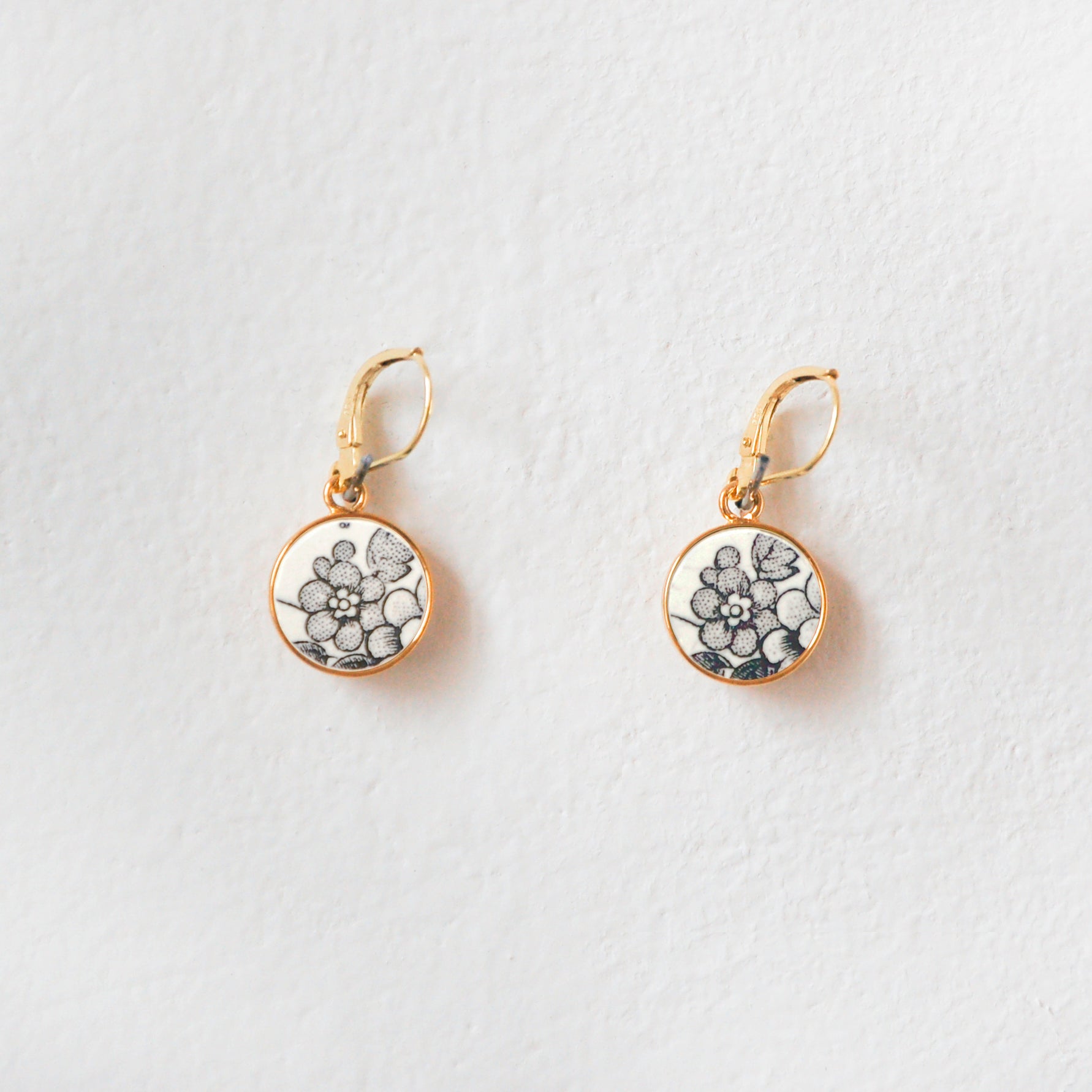 Boucles d'oreilles "Fleurs en noir et blanc", finition or