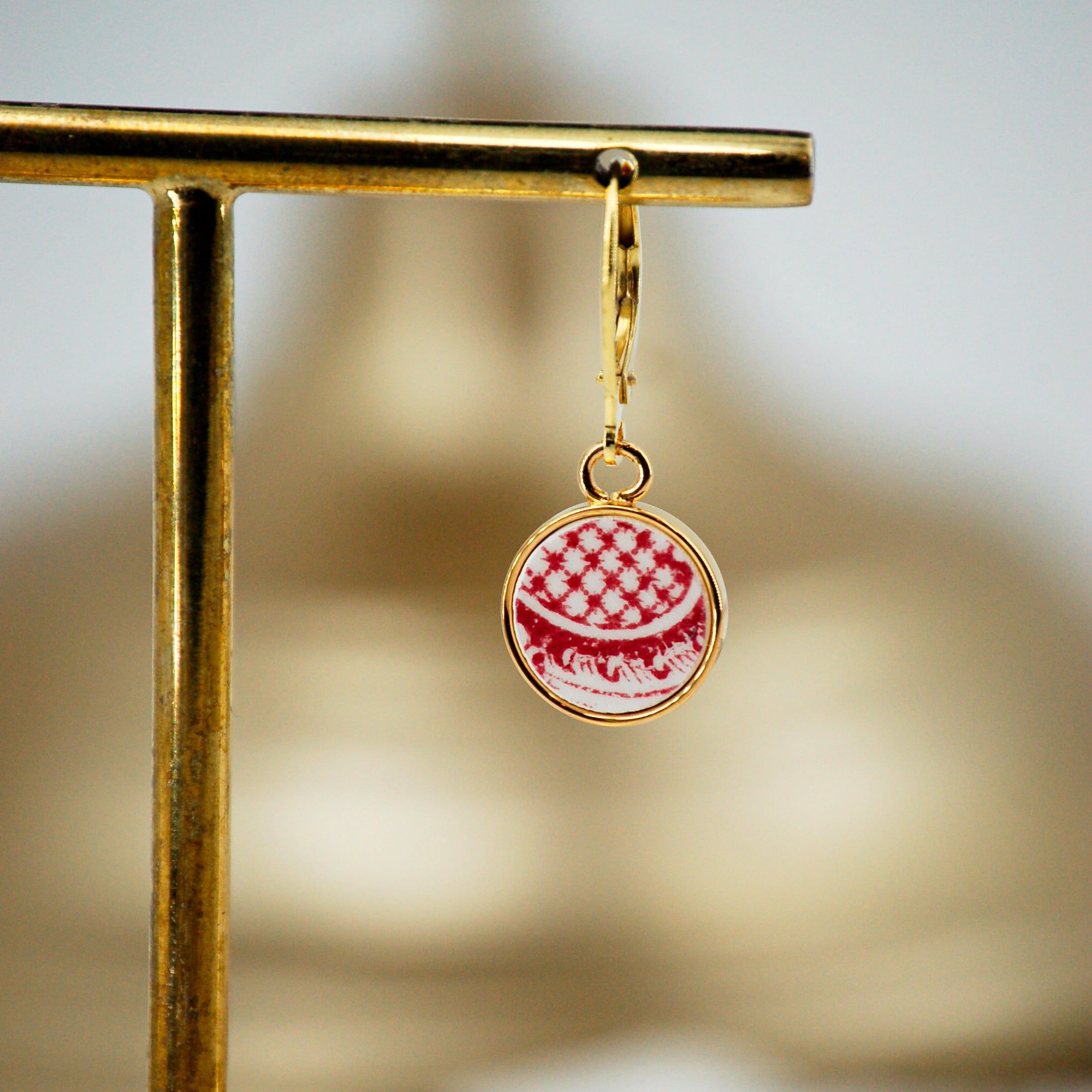 Boucles d'oreilles "Motif graphique en bordeaux", finition or