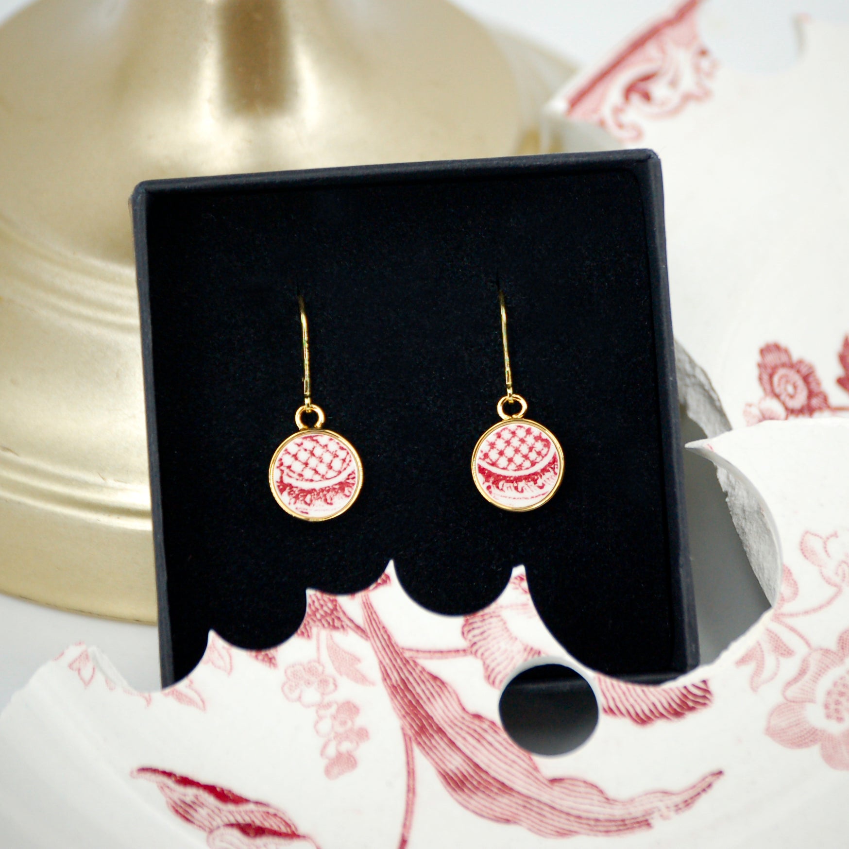 Boucles d'oreilles "Motif graphique en bordeaux", finition or