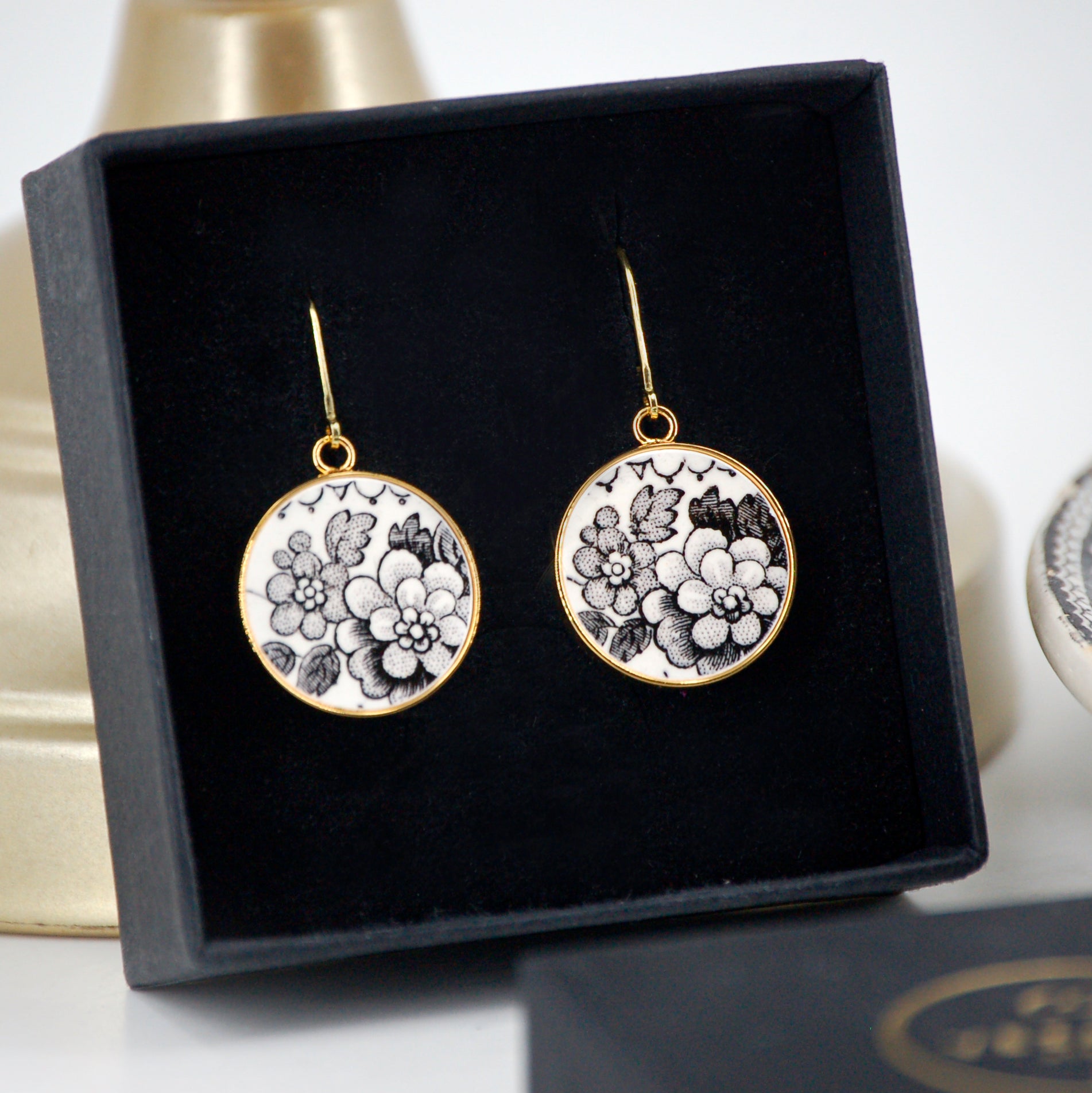 Boucles d'oreilles "Fleurs en noir et blanc"