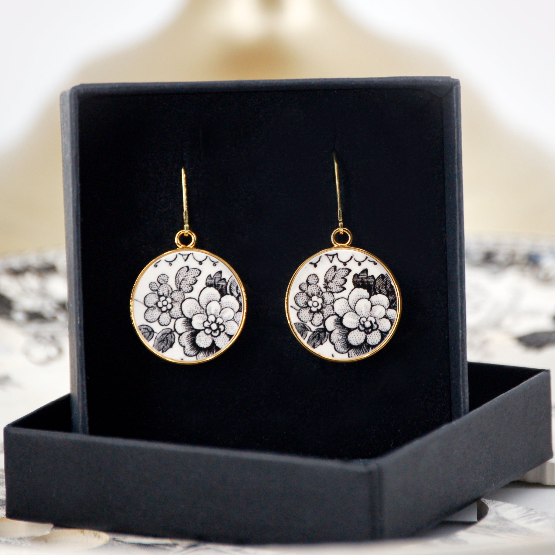 Boucles d'oreilles "Fleurs en noir et blanc"