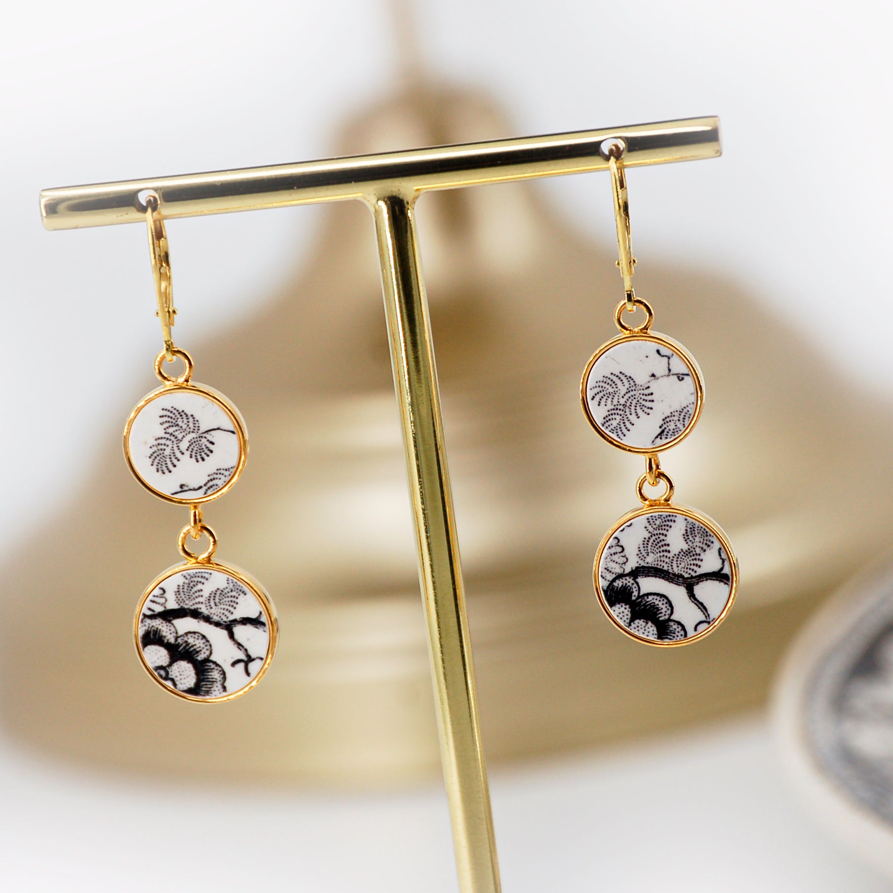 Boucles d'oreilles "Fleurs et feuillage en noir et blanc"