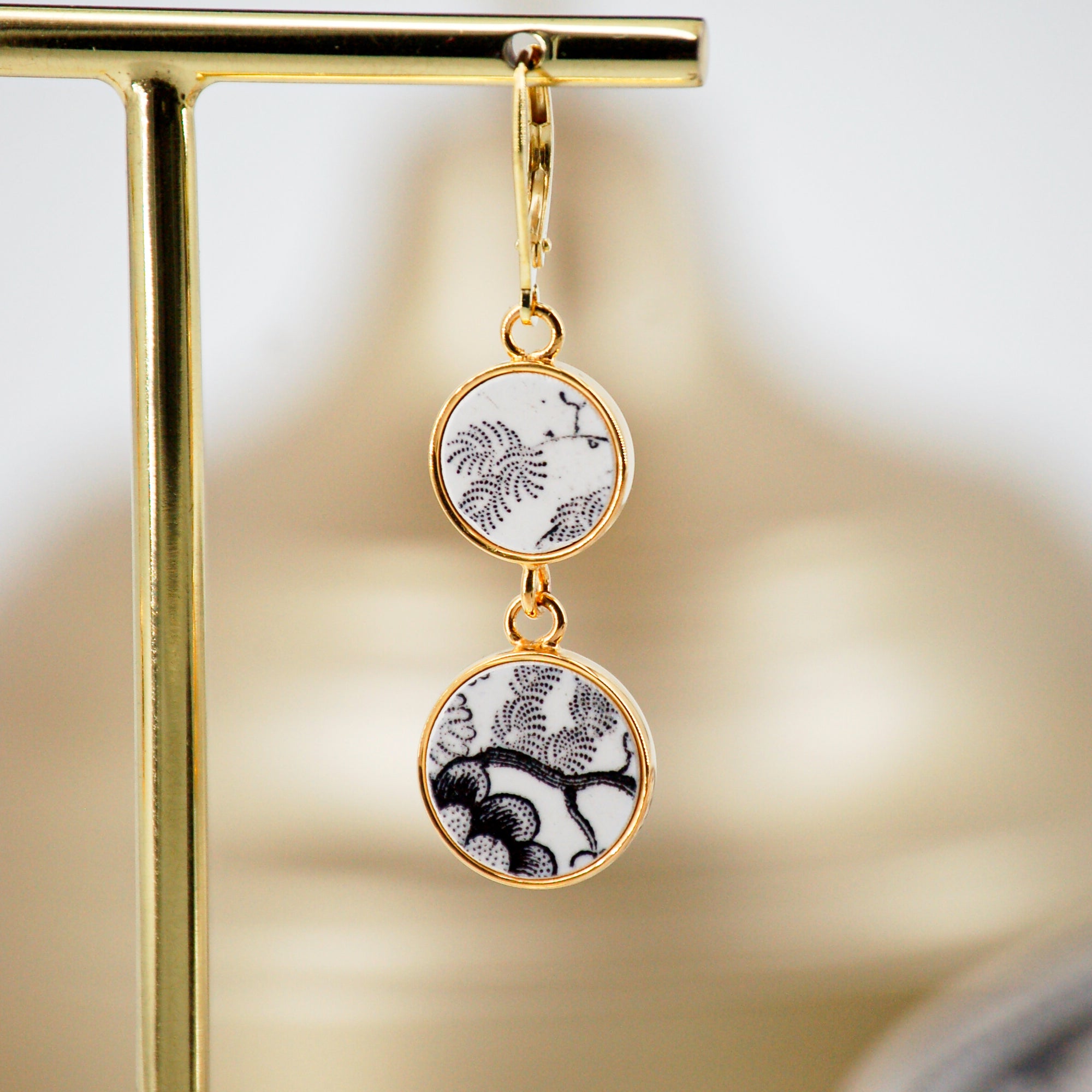 Boucles d'oreilles "Fleurs et feuillage en noir et blanc"