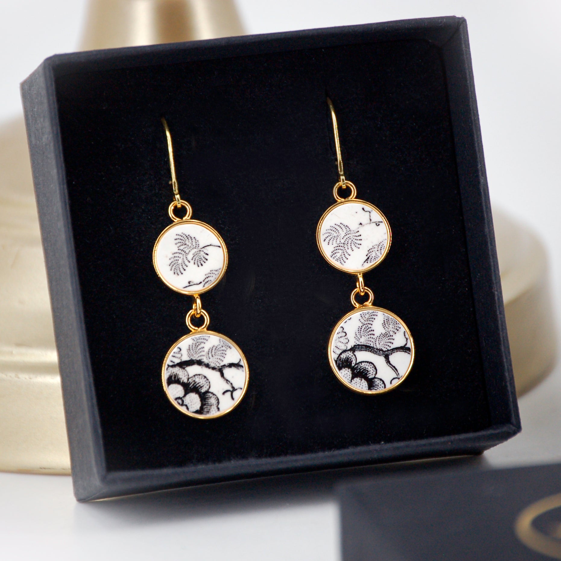 Boucles d'oreilles "Fleurs et feuillage en noir et blanc"