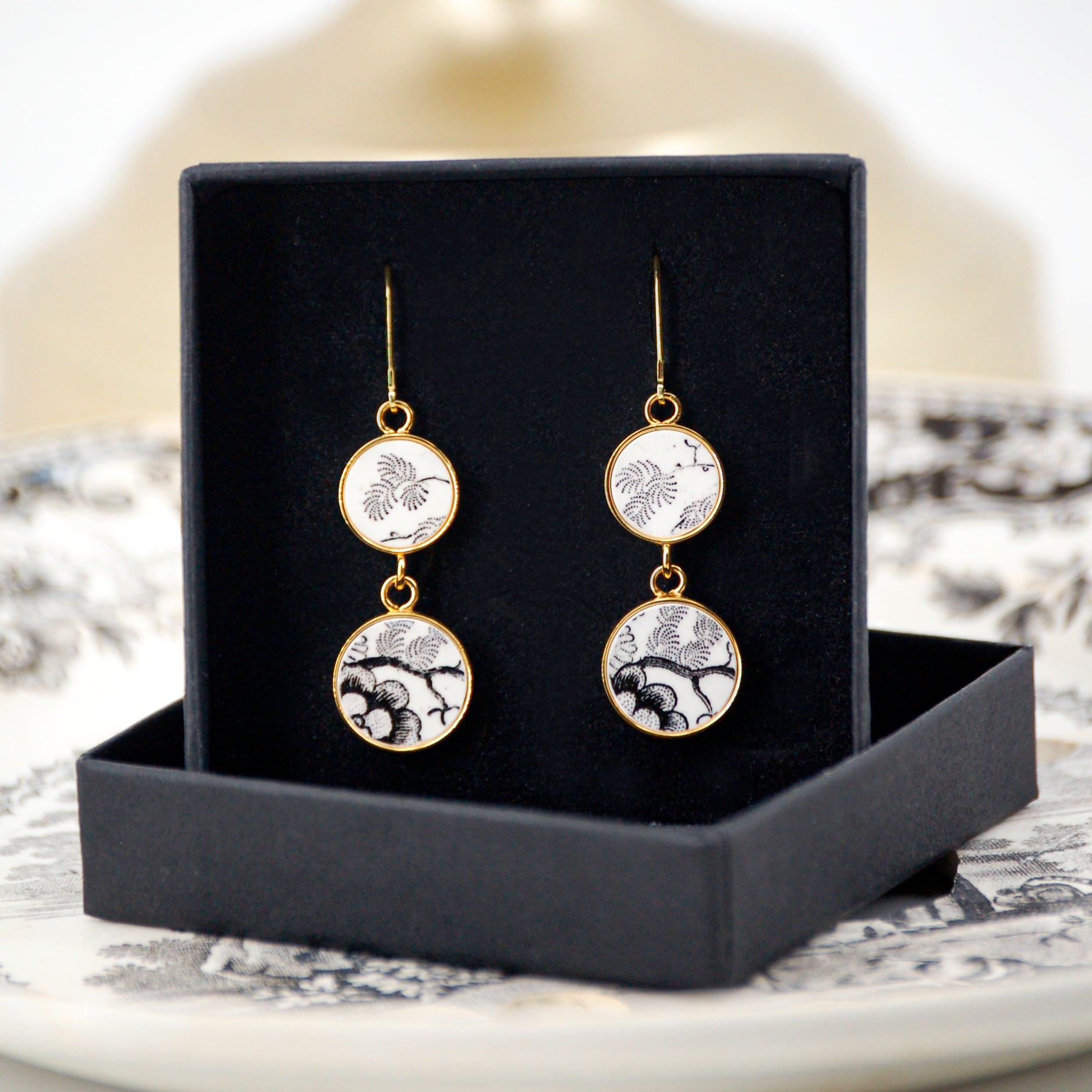 Boucles d'oreilles "Fleurs et feuillage en noir et blanc"