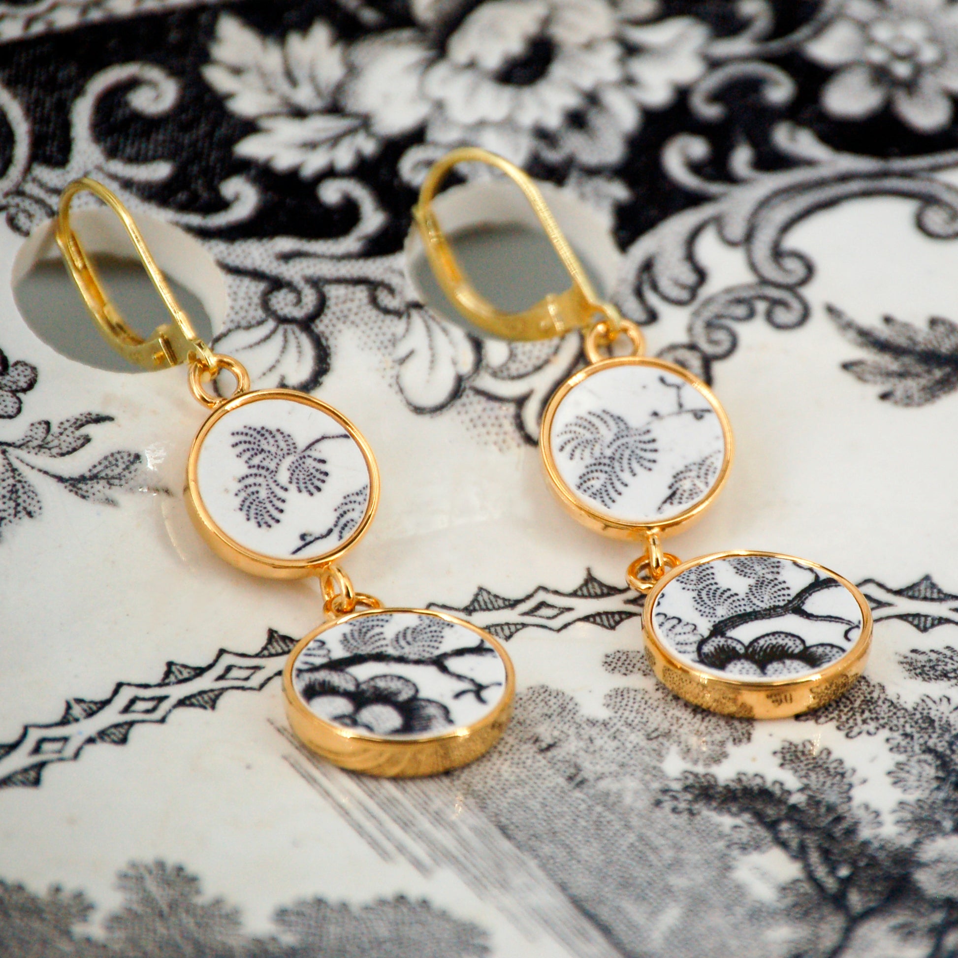 Boucles d'oreilles "Fleurs et feuillage en noir et blanc"