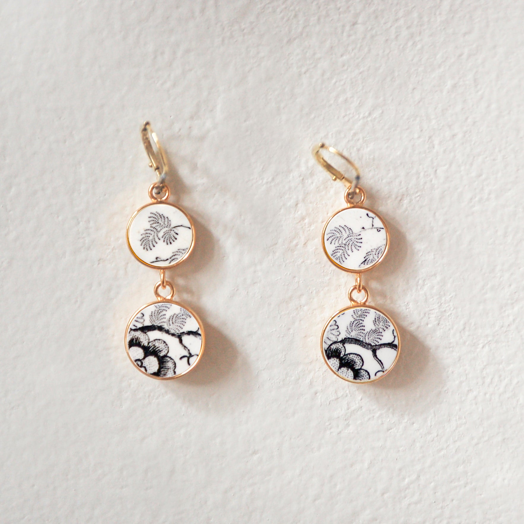 Boucles d'oreilles "Fleurs et feuillage en noir et blanc"