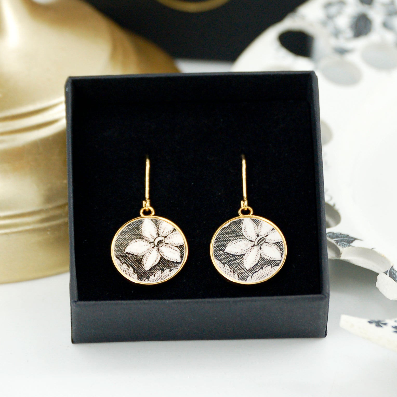 Boucles d'oreilles "Motif floral en noir et blanc", finition or