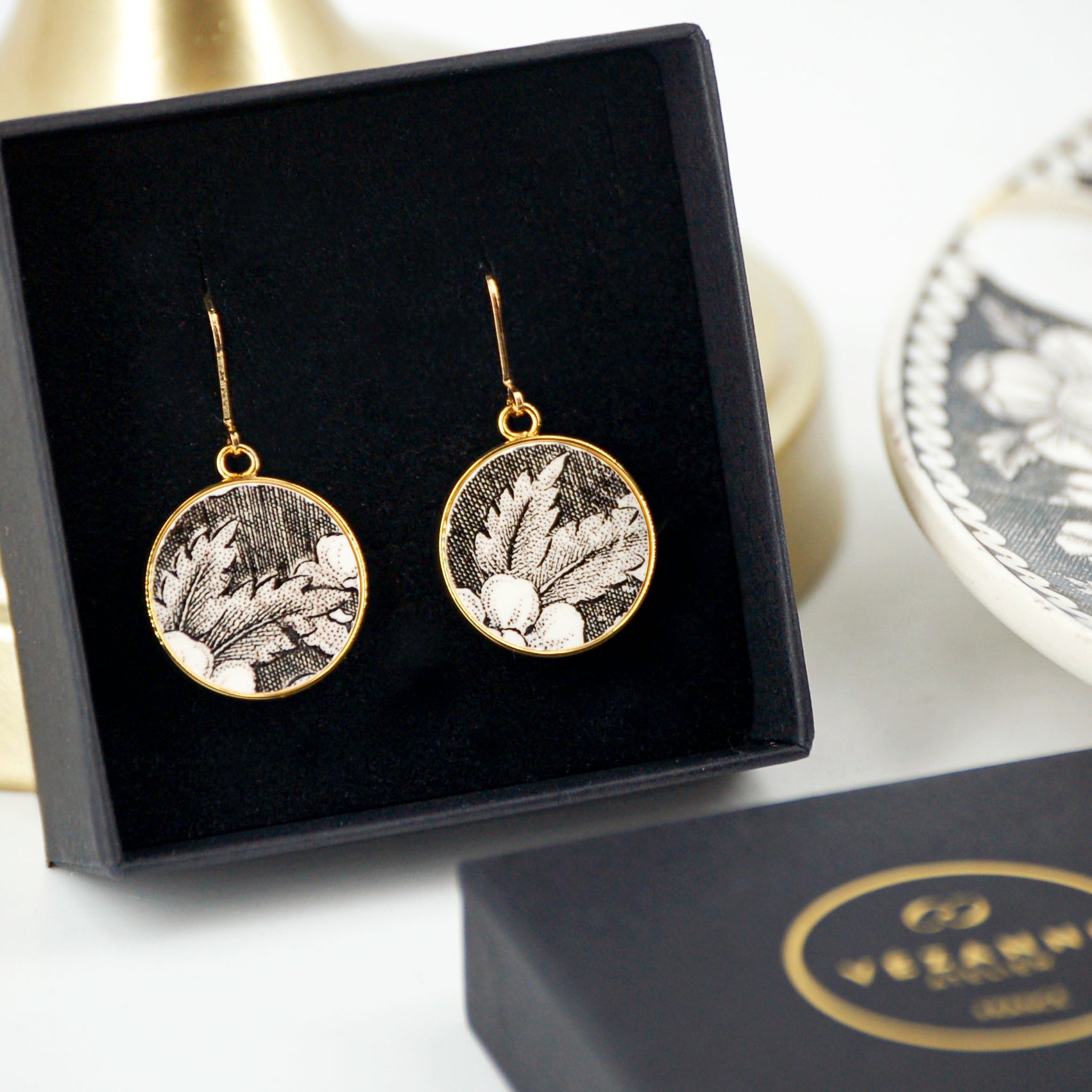 Boucles d'oreilles "Pétales de fleurs en noir et blanc", finition or