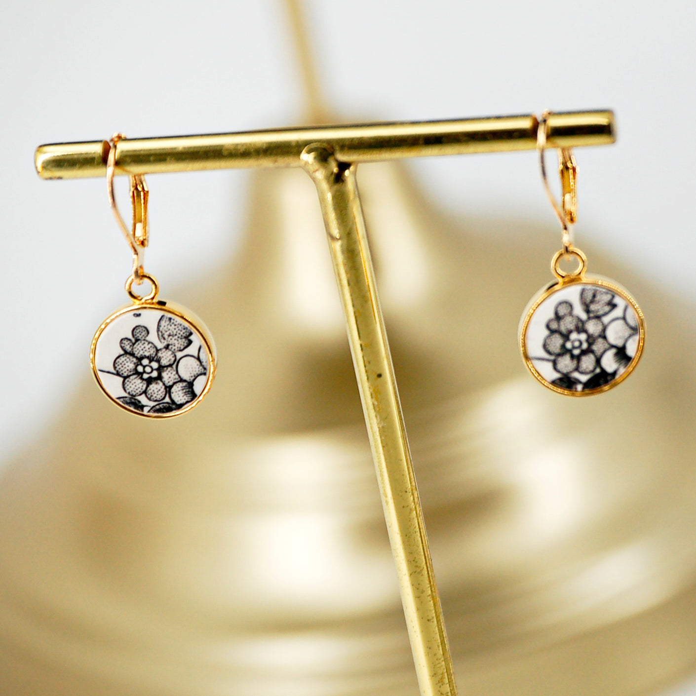 Boucles d'oreilles "Fleurs en noir et blanc", finition or