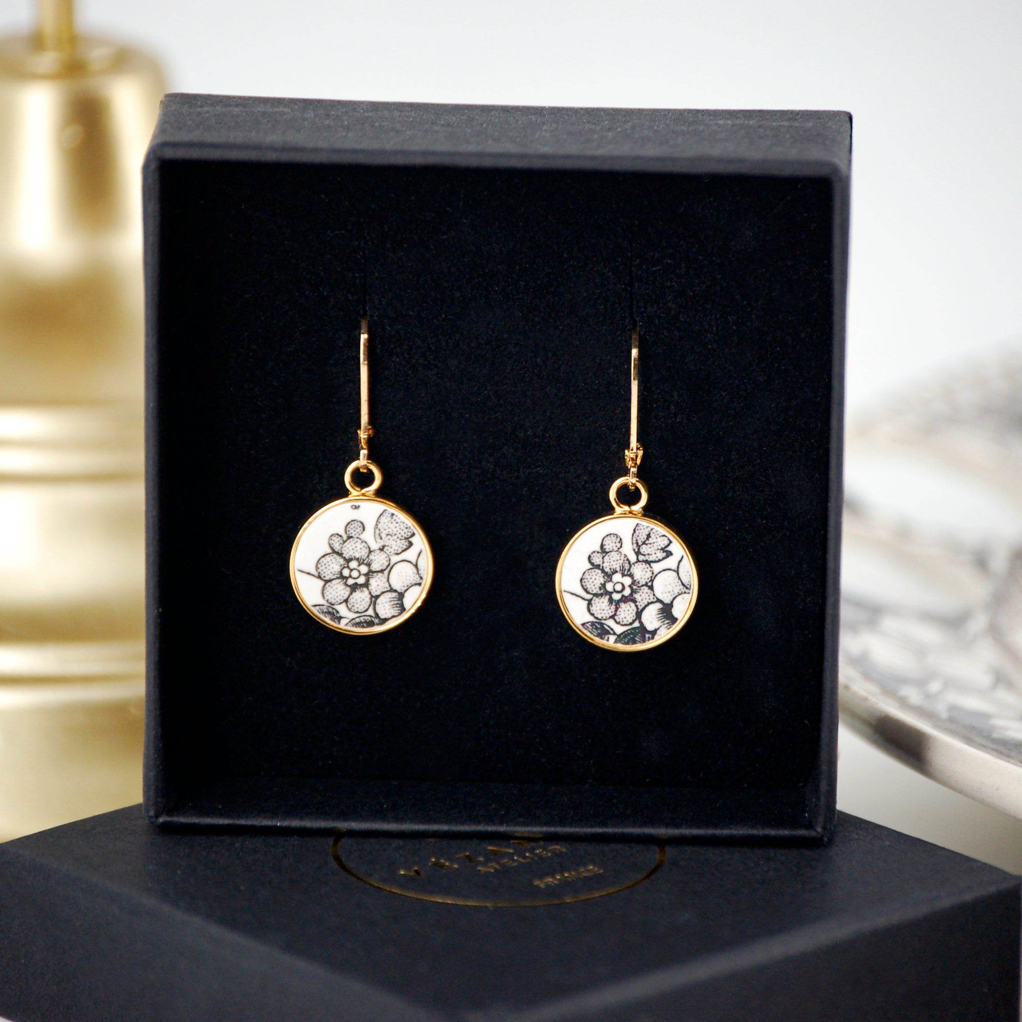 Boucles d'oreilles "Fleurs en noir et blanc", finition or