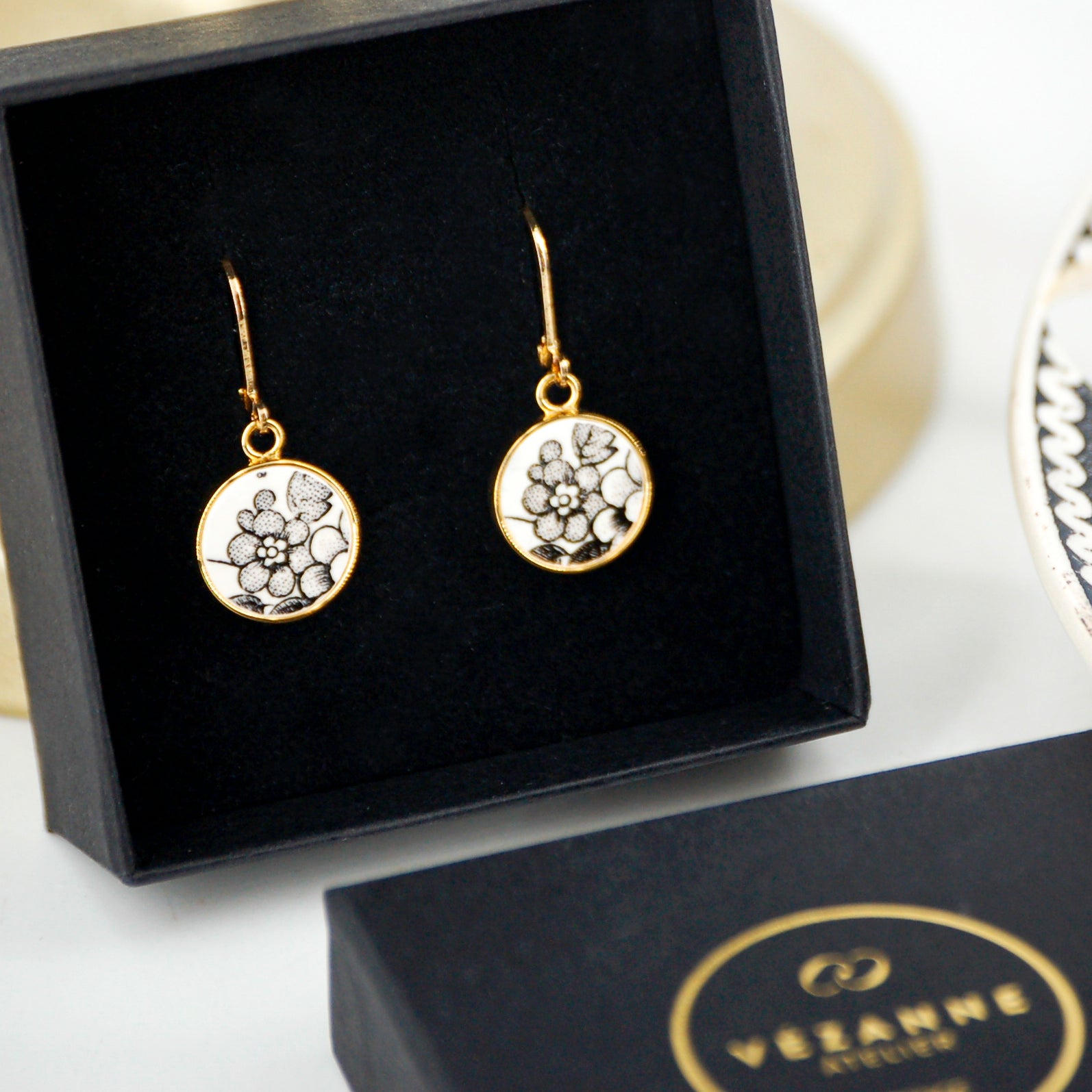Boucles d'oreilles "Fleurs en noir et blanc", finition or