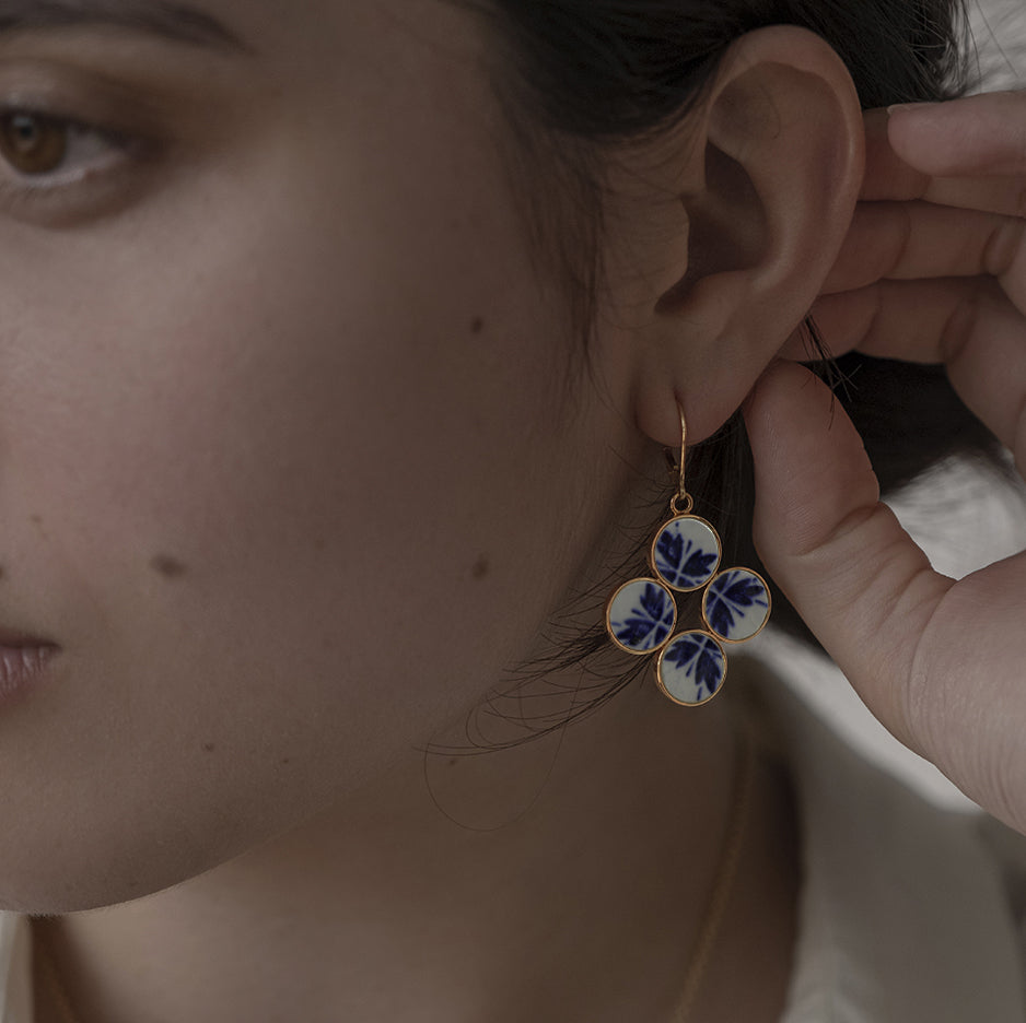 Boucles d'oreilles "Fleurs bleues", finition or