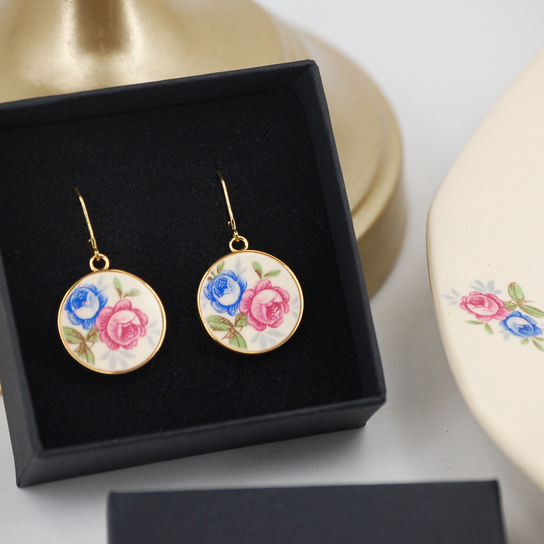 Boucles d'oreilles "Fleurs bleues et roses", finition or