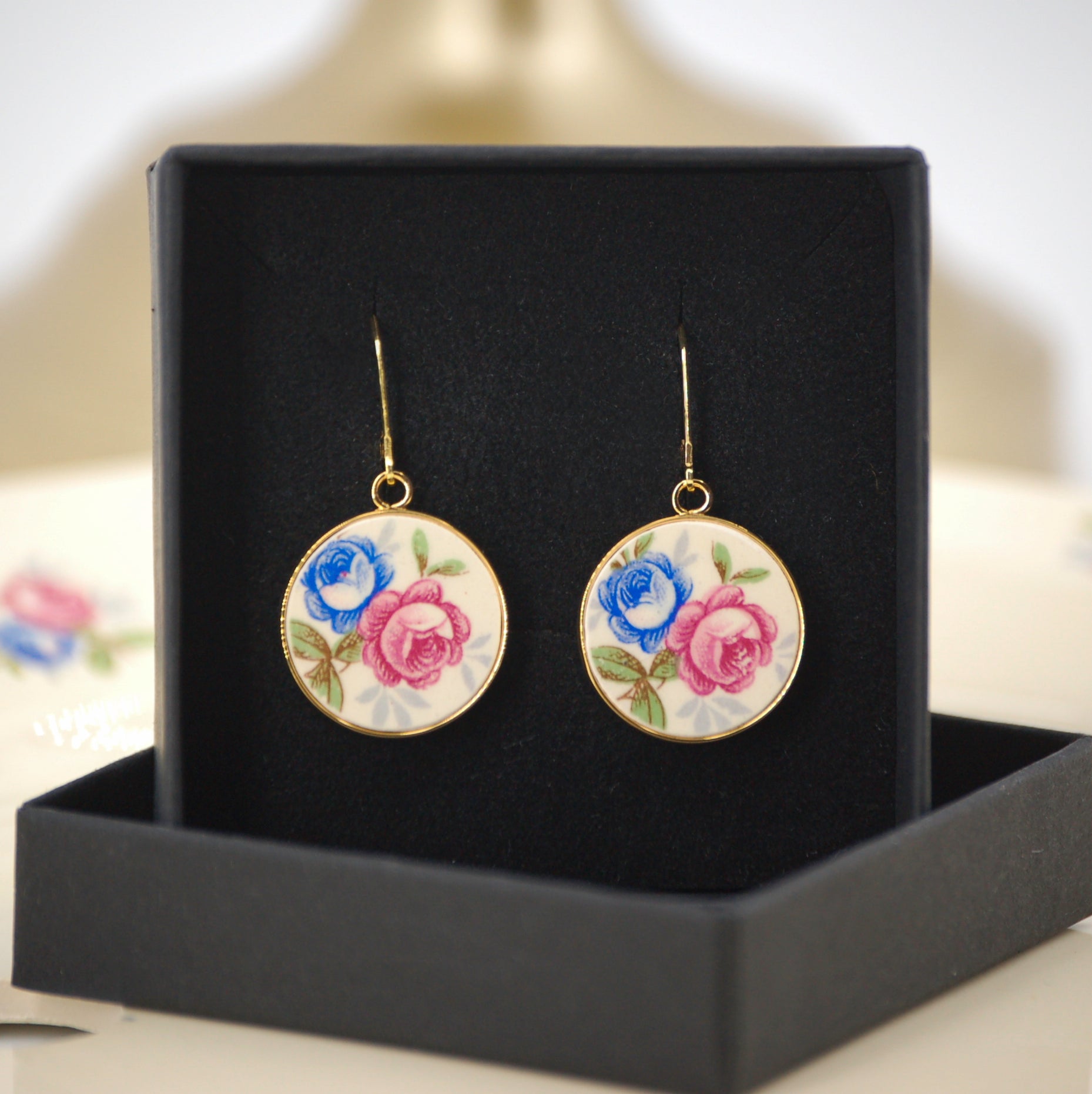 Boucles d'oreilles "Fleurs bleues et roses", finition or