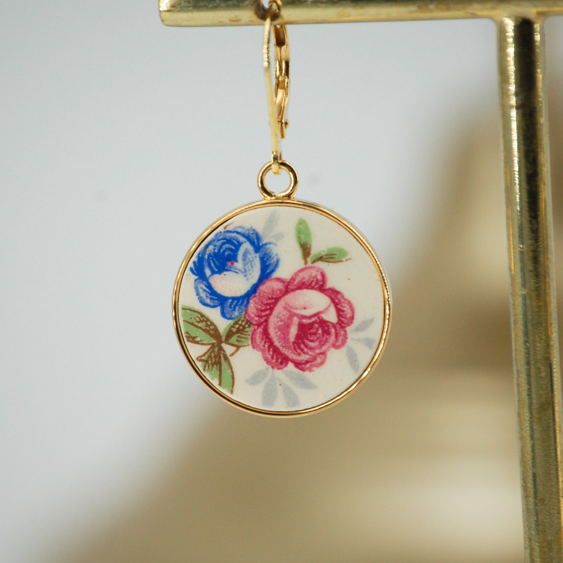 Boucles d'oreilles "Fleurs bleues et roses", finition or